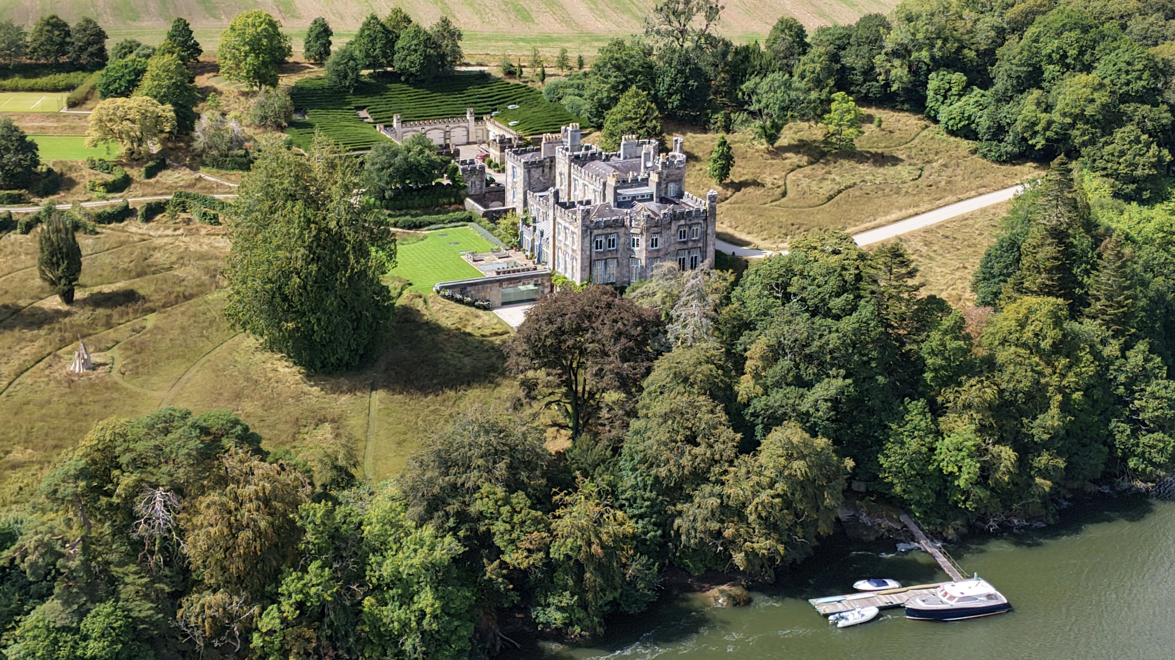Auch dieses Schloss in Irland gehört Zuckerberg.