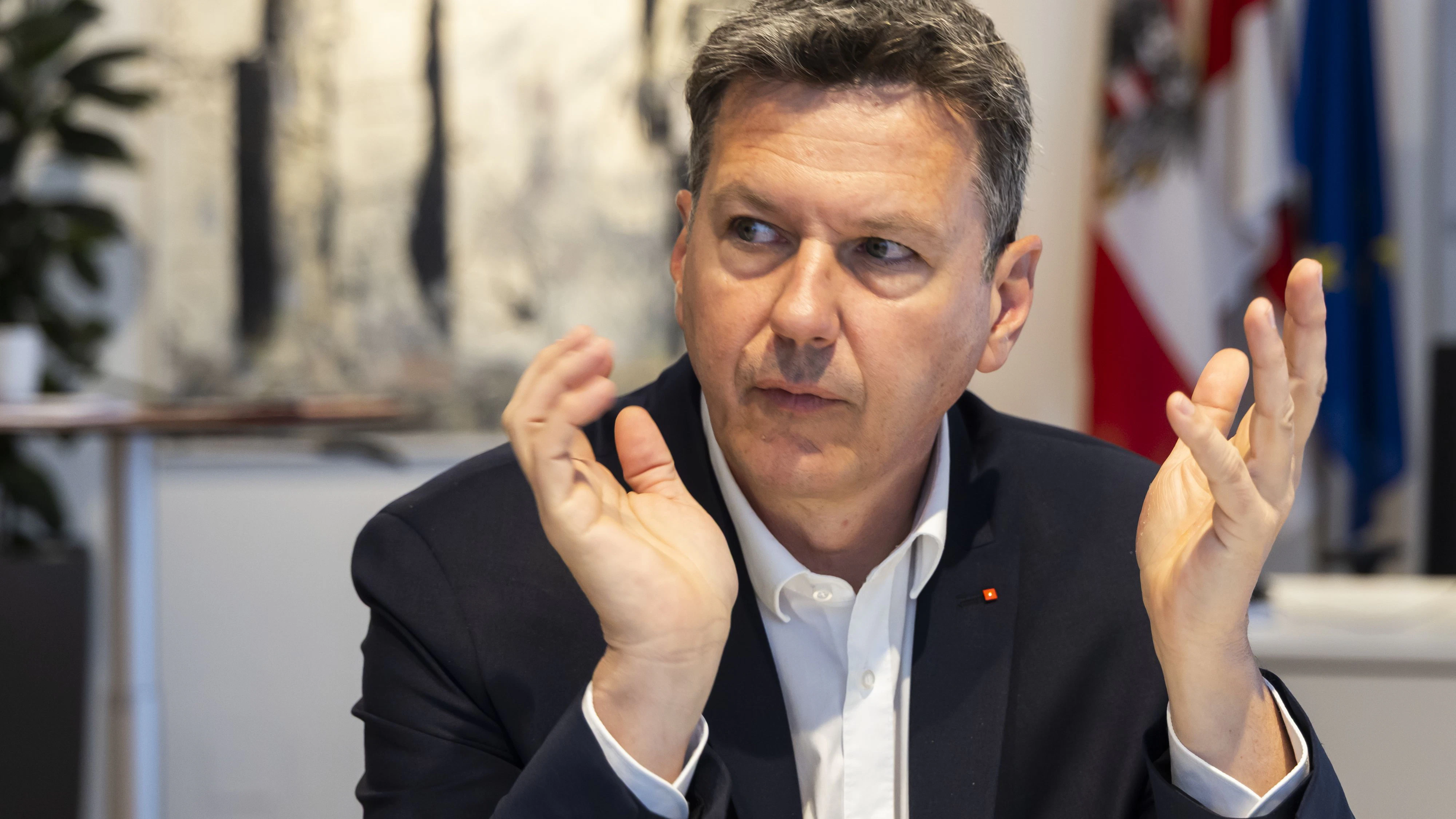 ABD0044_20260410 - KLAGENFURT - ÖSTERREICH: Landeshauptmann Daniel Fellner (SPÖ) am Freitag, 10. April 2026 während des APA-Interviews in Klagenfurt. - FOTO: APA/WOLFGANG JANNACH