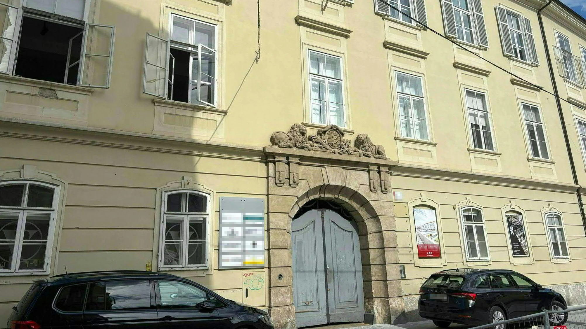 In diesem Haus soll die Tat geschehen sein, Ermittler sind noch in der Wohnung.
