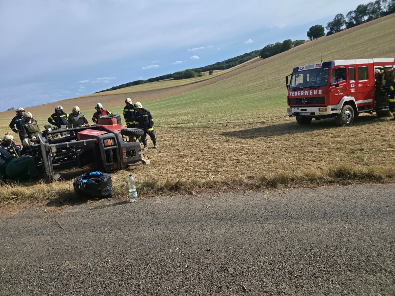 Der 32-Jährige konnte sich nicht selbst befreien und musste von Einsatzkräften der Feuerwehr aus dem Stapler gerettet werden.