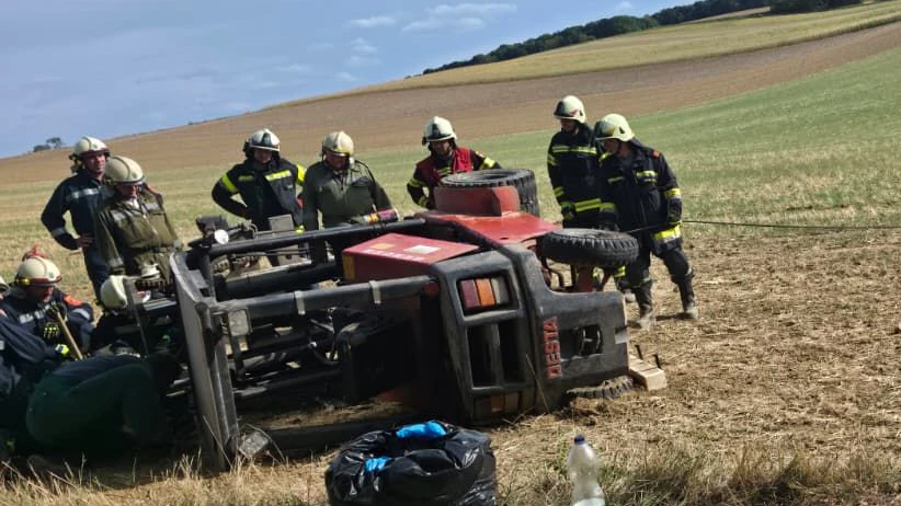 Der 32-Jährige konnte sich nicht selbst befreien und musste von Einsatzkräften der Feuerwehr aus dem Stapler gerettet werden.