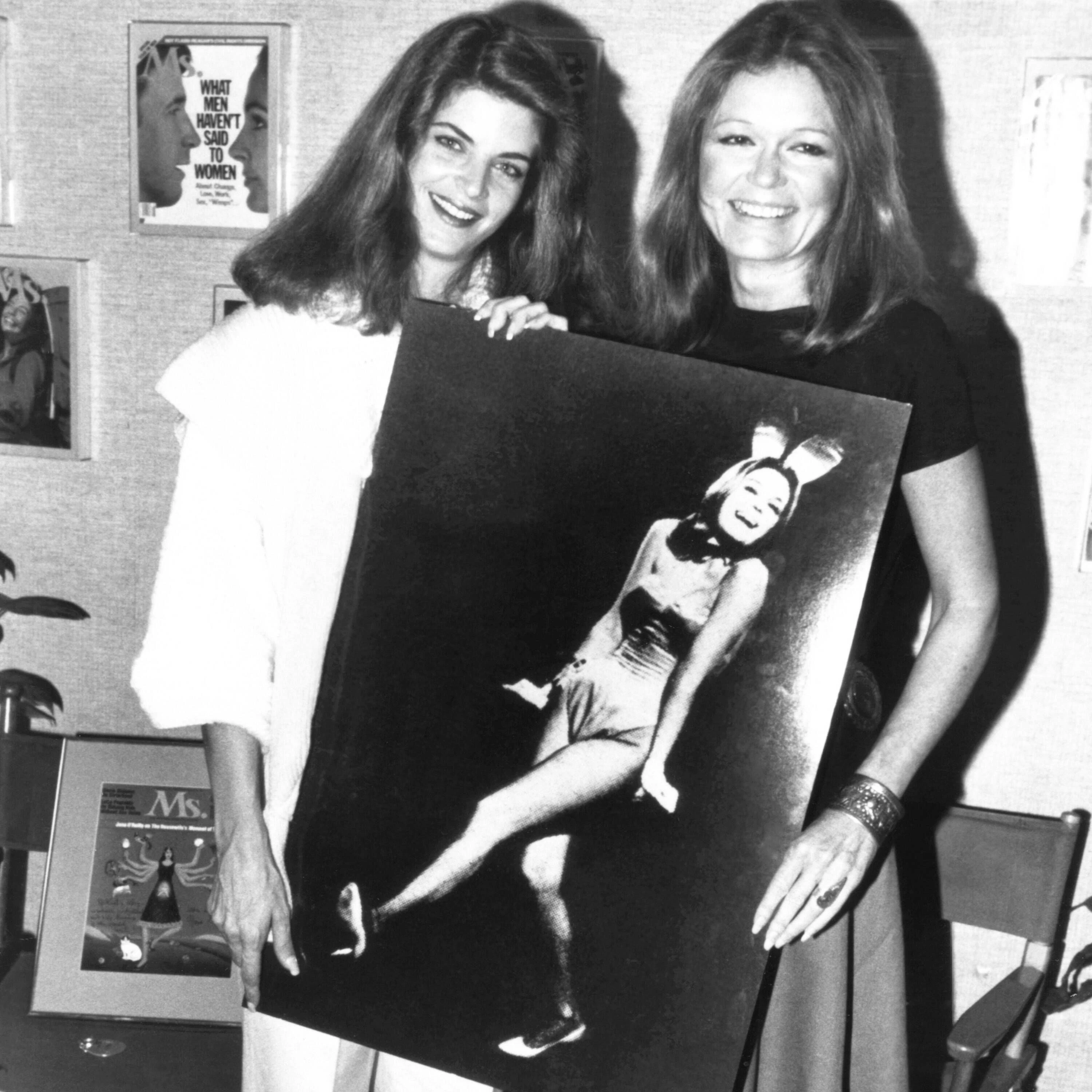 Gloria Steinem (rechts) erreichte große Aufmerksamkeit 1963 mit ihrer Reportage "A Bunny’s Tale", wo sie undercover als Kellnerin im Playboy Club in New York arbeitete. Links von Steinem die Schauspielerin Kirstie Alley.