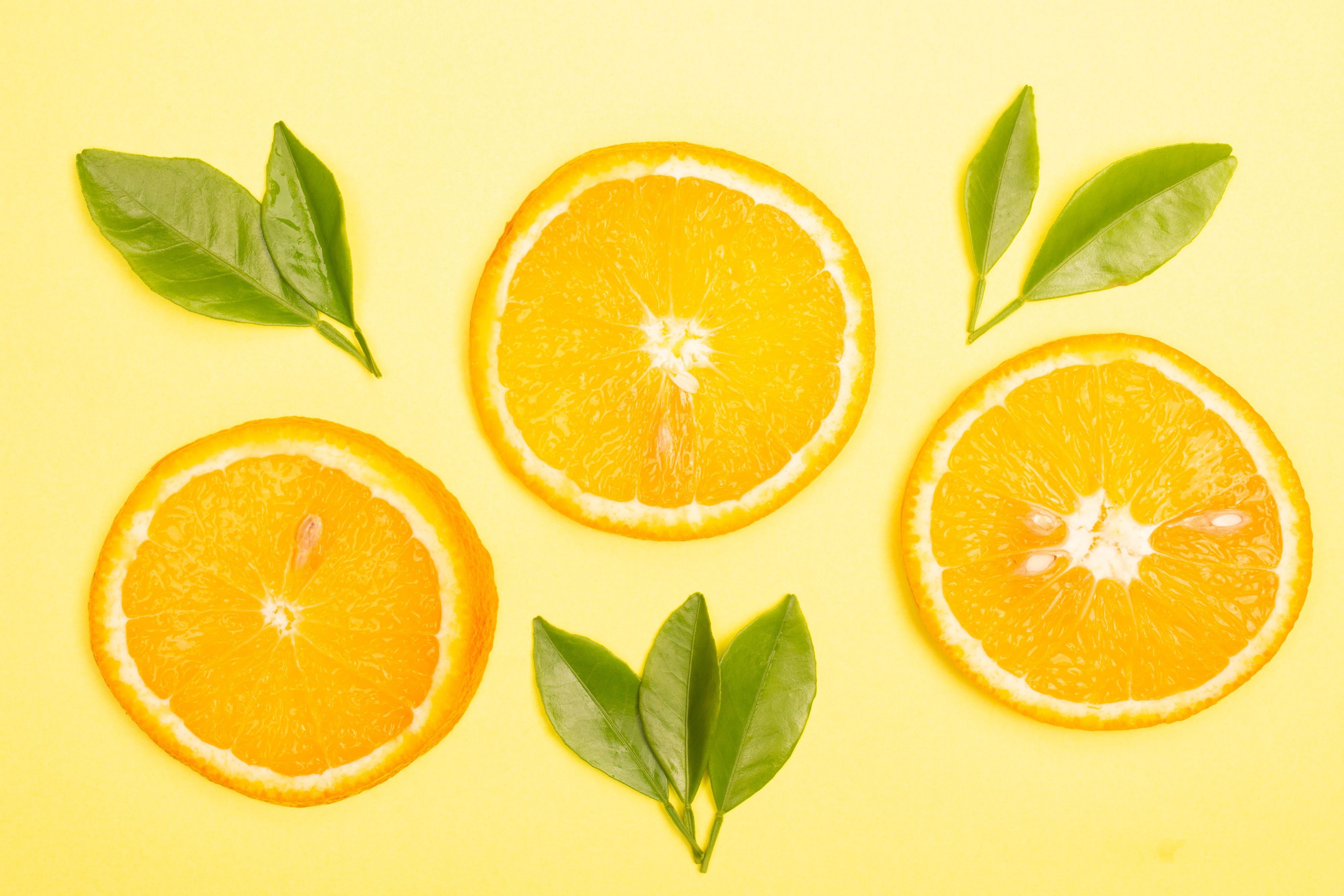Eine Orange wirkt als Abendsnack zunächst deutlich leichter. Wer aber zu Sodbrennen neigt, könnte damit Probleme bekommen.
