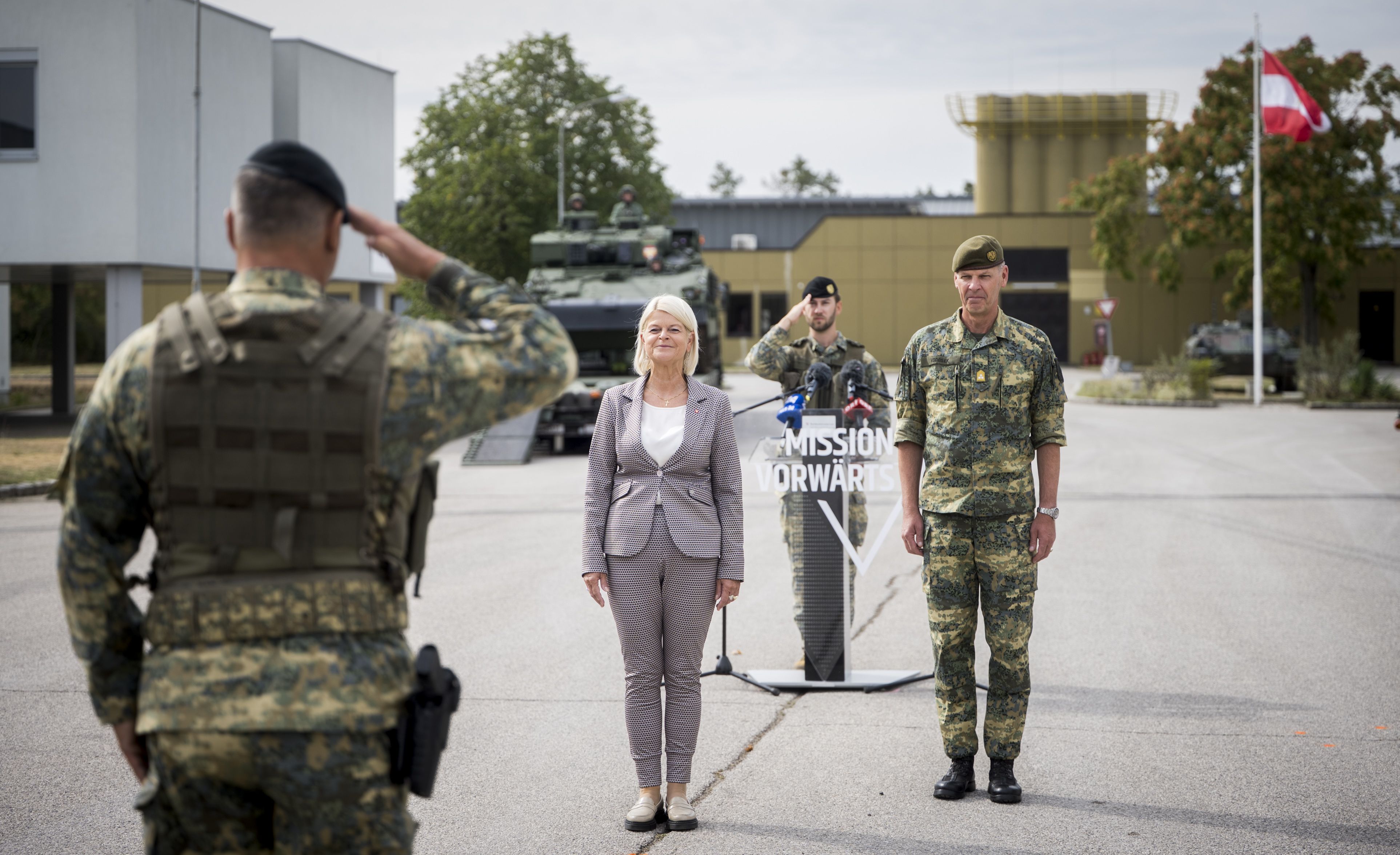 Verteidigungsministerin Klaudia Tanner und GenLt Harald Vodosek