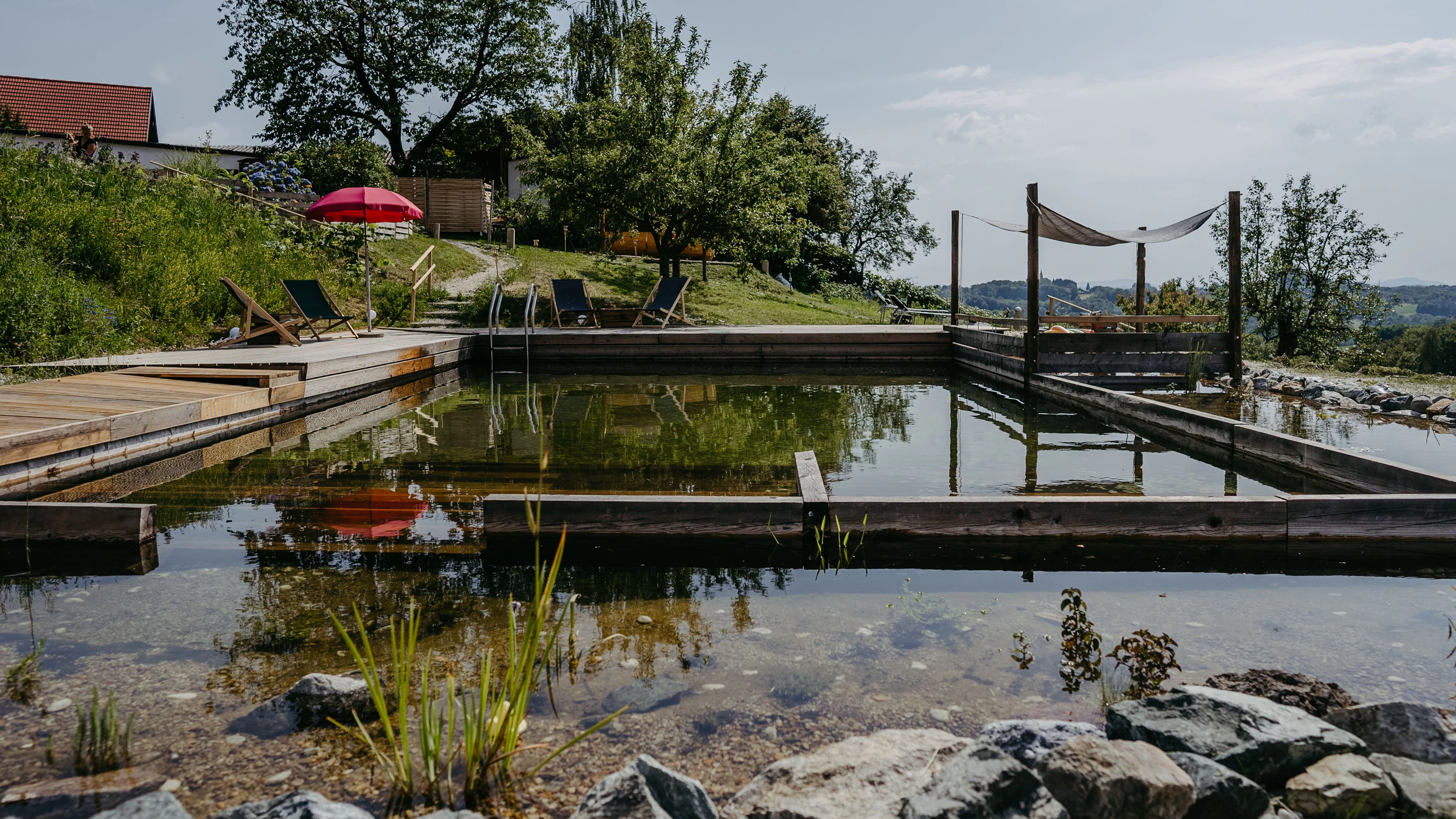 Infinity-Naturpool im Außengelände