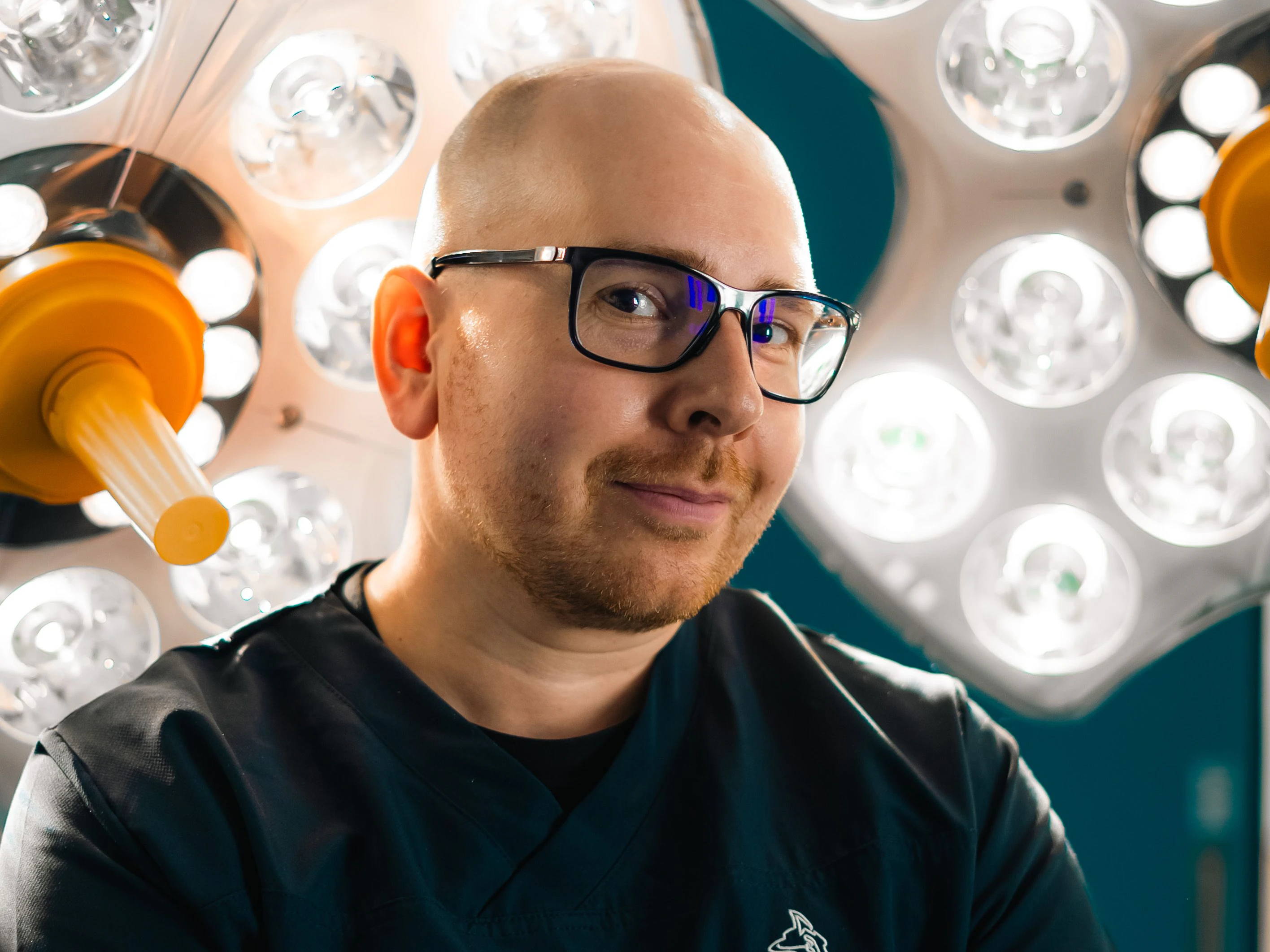 Wiener Schönheitschirurg Albert Fuchs erlebt in seiner Ordination zunehmend, wie digitale Beauty-Ideale die Wünsche seiner Patientinnen und Patienten beeinflussen.