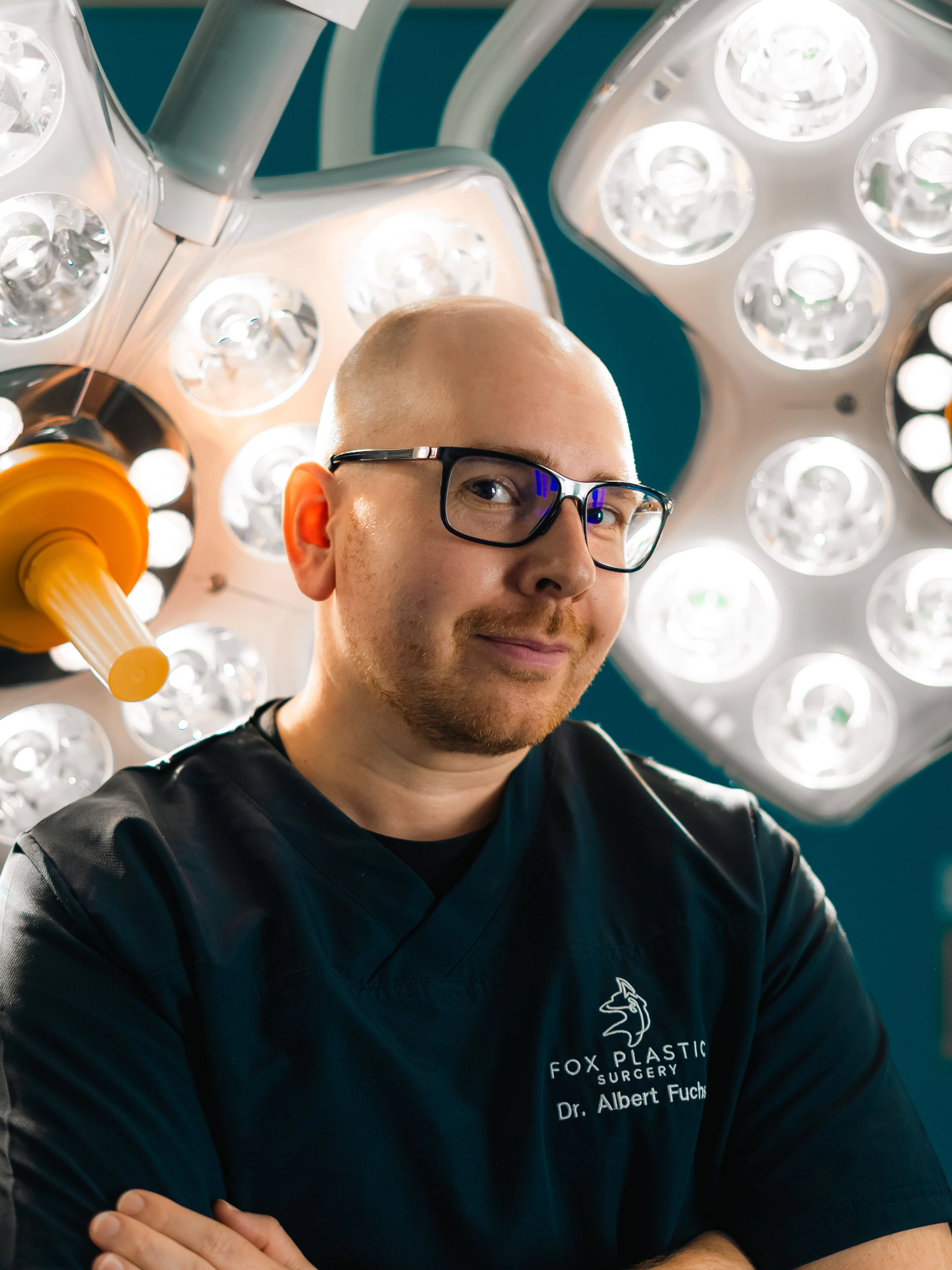 Schönheitschirurg Albert Fuchs erlebt in seiner Wiener Ordination zunehmend, wie digitale Beauty-Ideale die Wünsche seiner Patientinnen und Patienten beeinflussen.