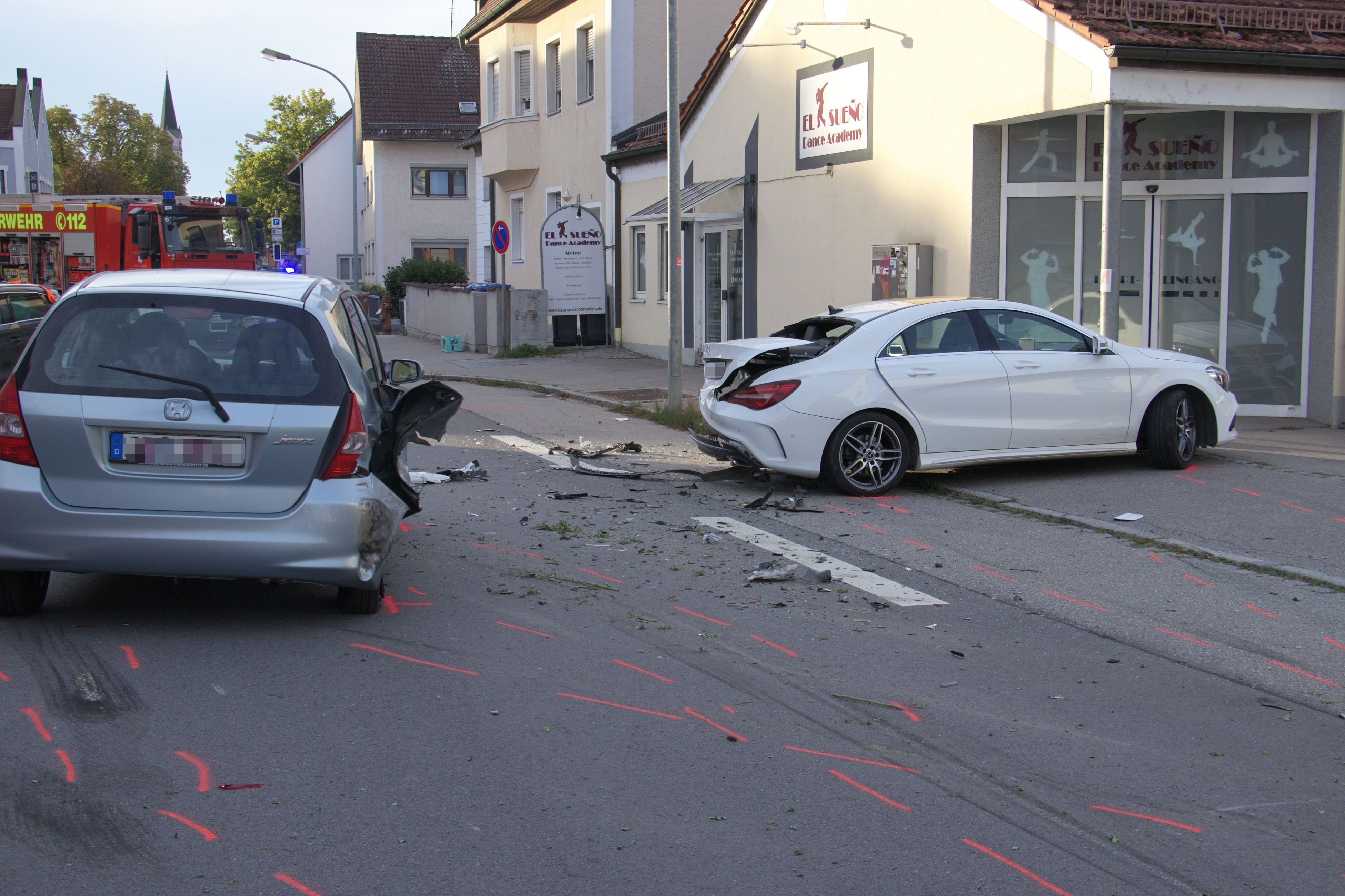 Der Pkw-Lenker war viel zu schnell unterwegs und donnerte gegen einen geparkten Mercedes.