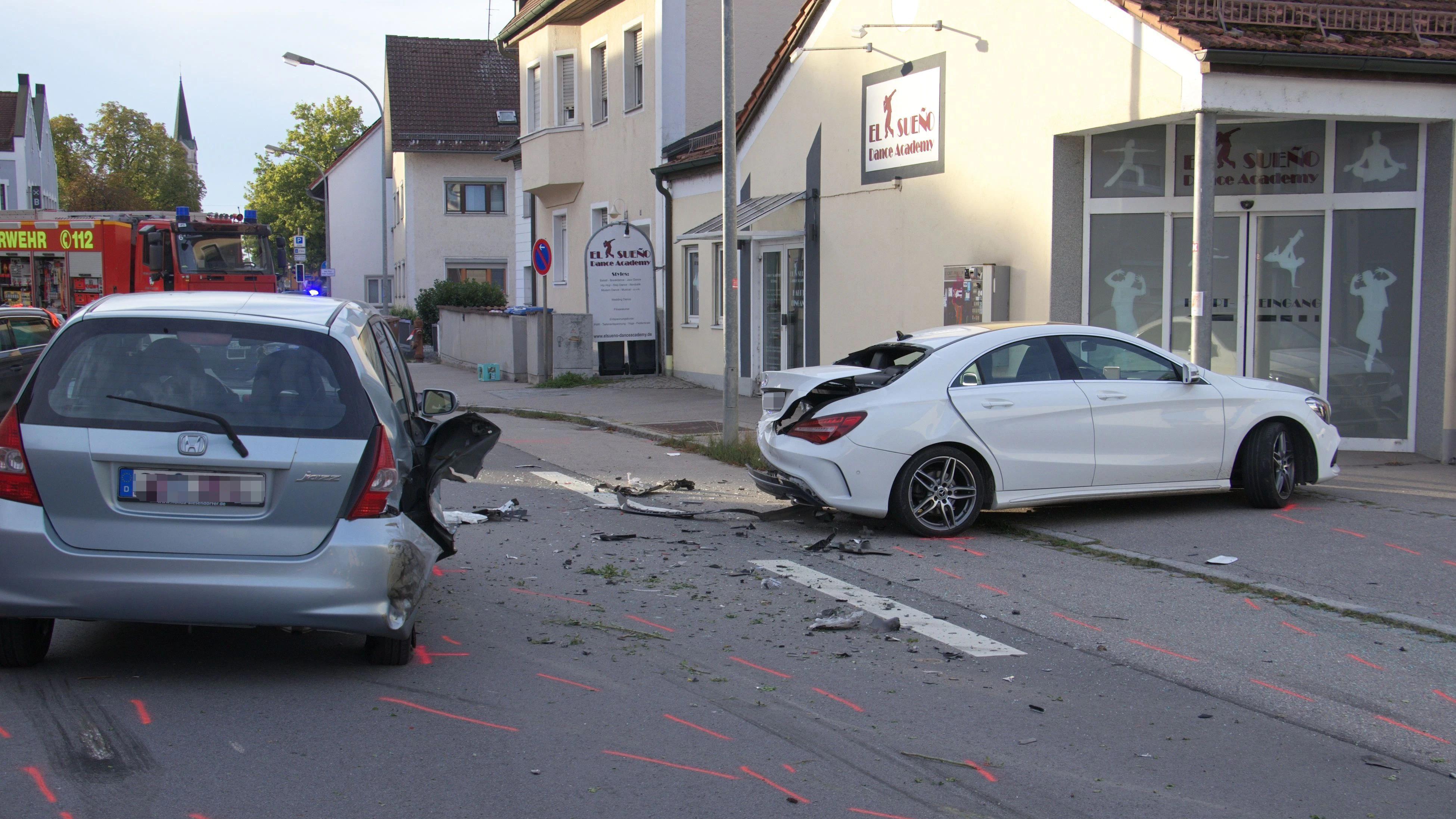 Der Seat-Fahrer donnerte gegen einen geparkten Mercedes.