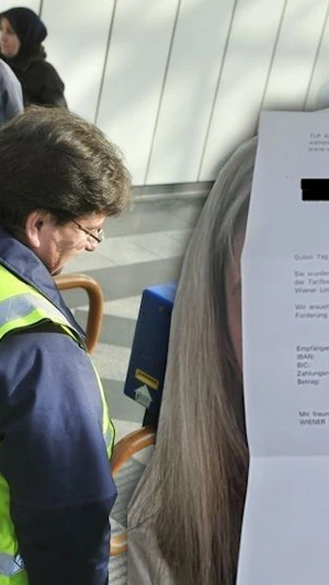 Fahrschein-Kontrolle Wien: Frau mit Kindern erhält 185-Euro-Strafe, Ratenzahlung abgelehnt. Wiener Linien prüfen Einzelfälle bei Zahlungsproblemen.