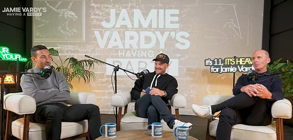 Mike Dean (r.) sorgt im Podcast von Jamie Vardy (Mitte) für einen Aufschrei