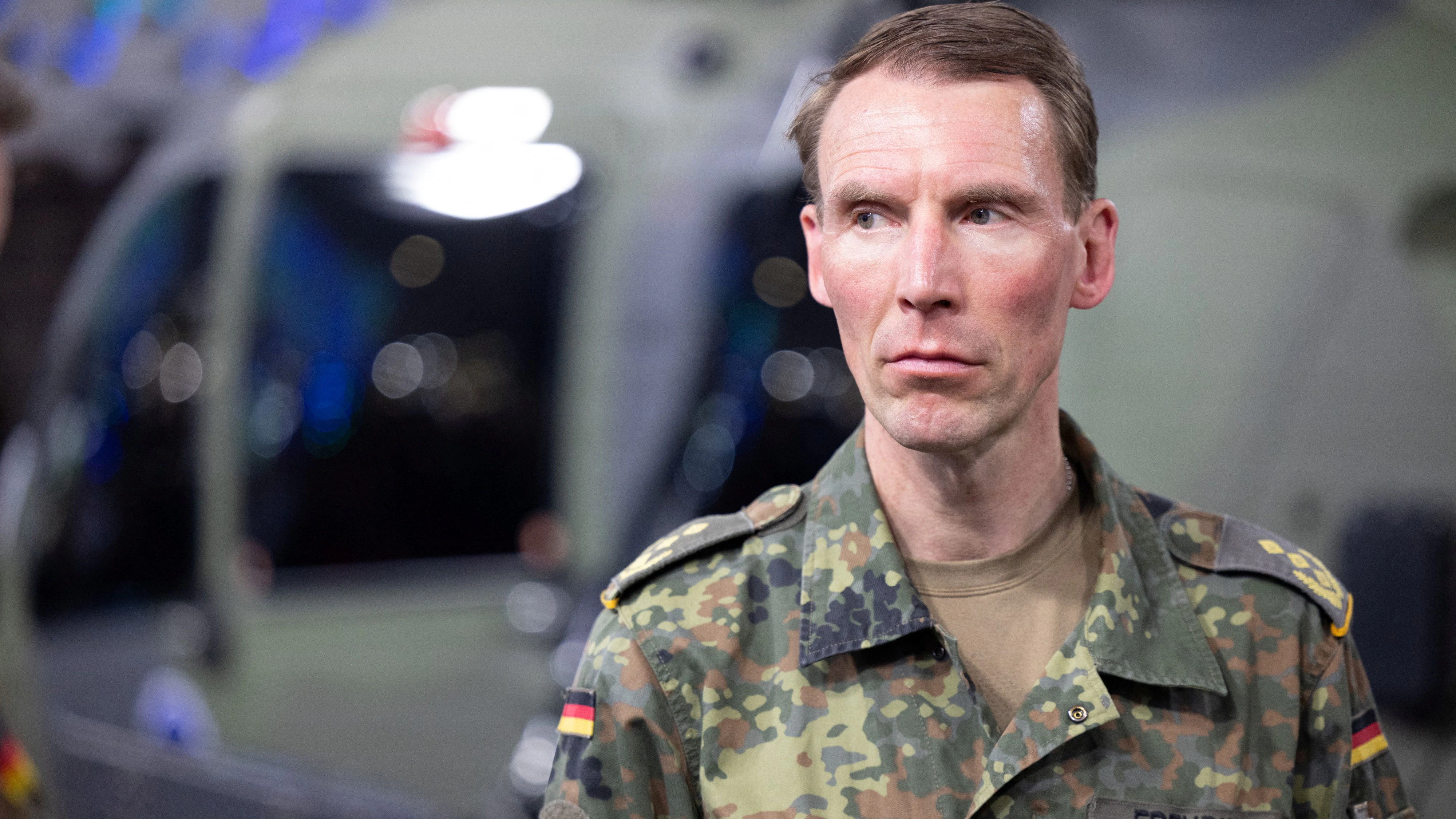 Der deutsche Offizier Christian Freuding drängt auf die rasche Aufrüstung der deutschen Armee. 