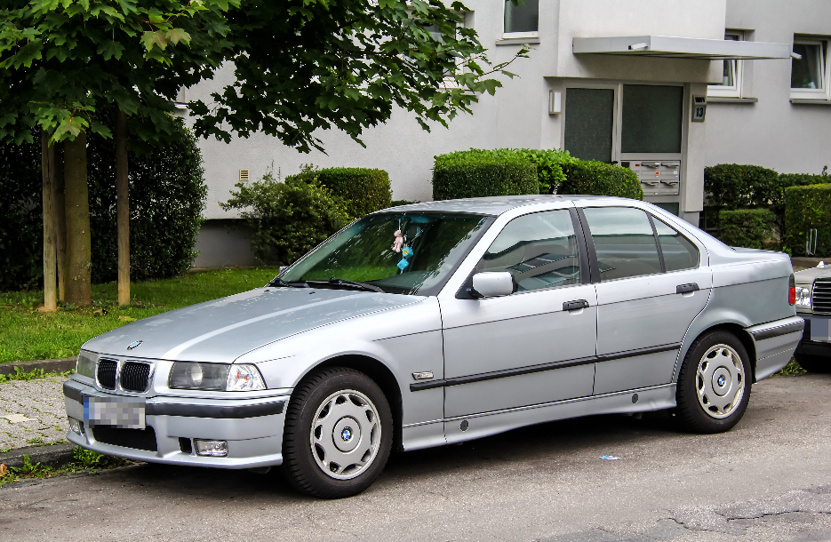 Der junge Mann war mit einem 3er BMW unterwegs.