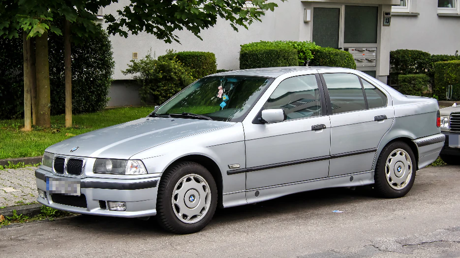 Der junge Mann war mit einem 3er BMW unterwegs.