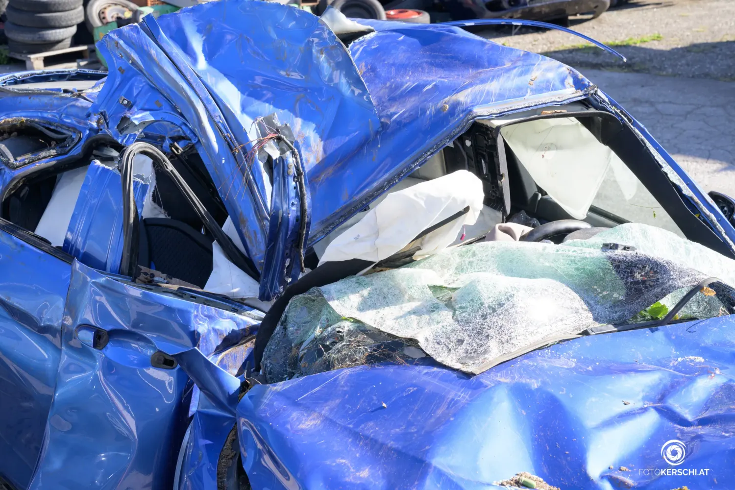 Das Auto wurde bei dem schweren Verkehrsunfall völlig zerstört.