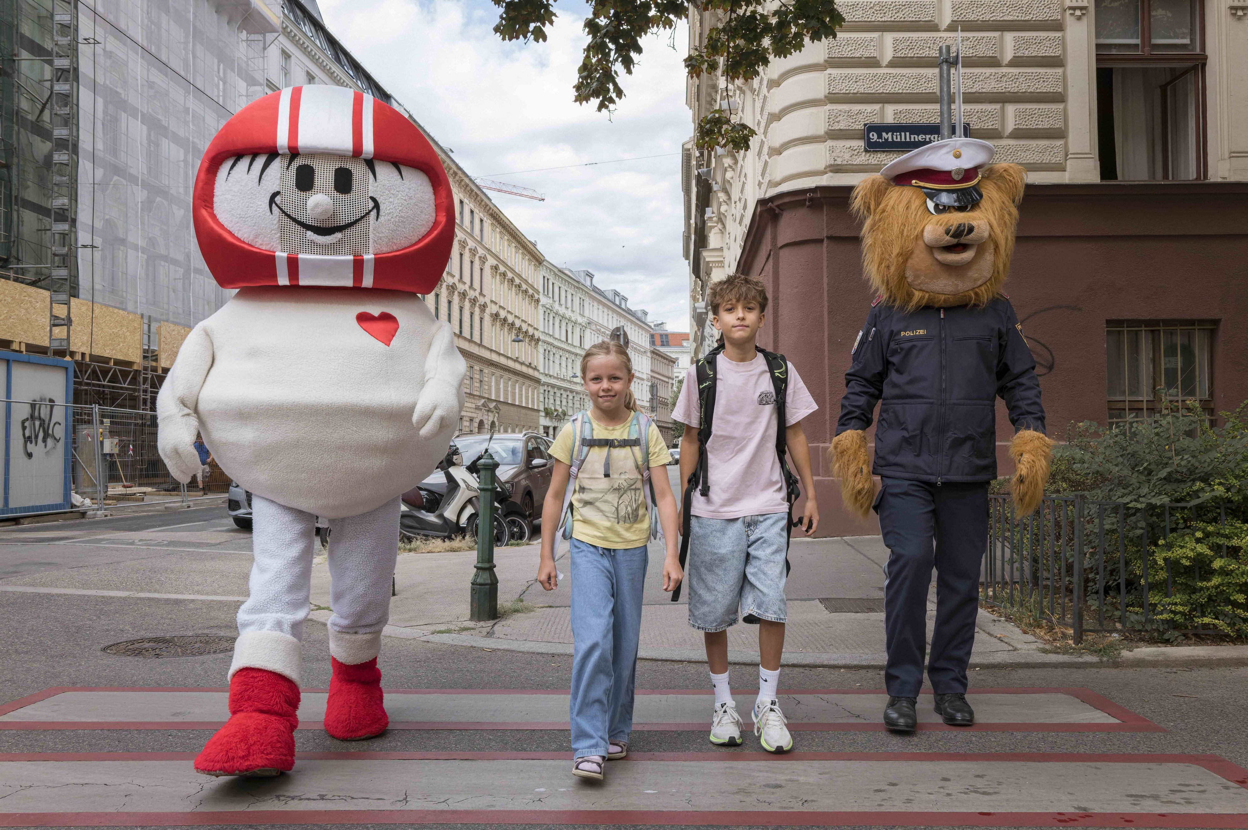 Helmi und die Wiener Polizei sorgen für mehr Sicherheit am Schulweg.