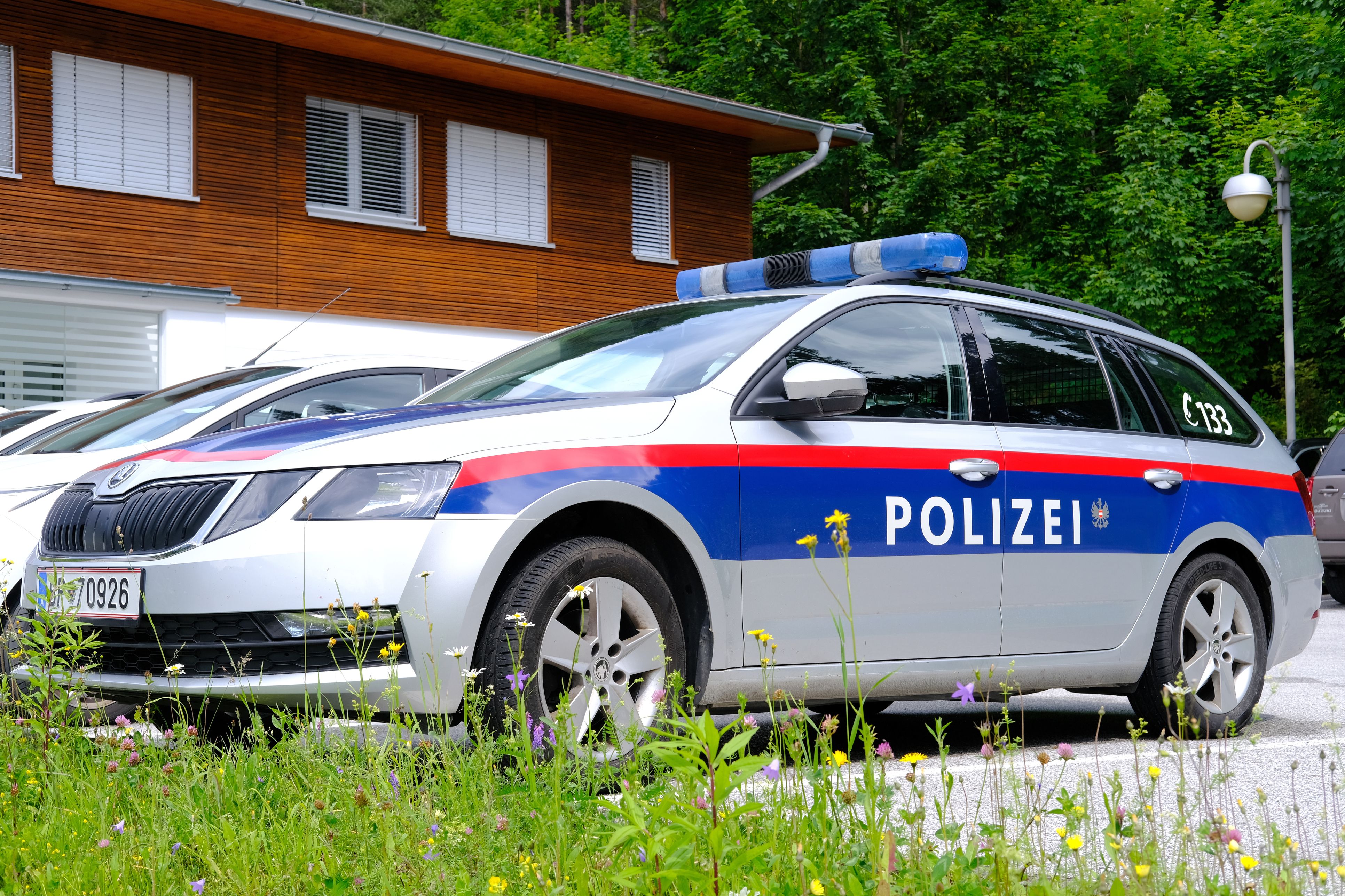 Polizisten schlugen die Scheibe des Autos ein. (Symbolbild)