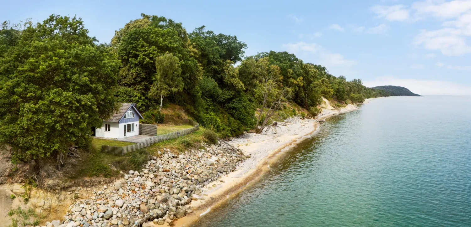 Drei Nächte in einer Hütte am Meer – doch wer zu laut wird, riskiert den vorzeitigen Rauswurf.
