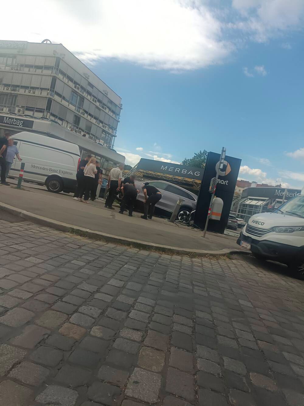 Heute.at - Wiener crasht nagelneuen Mercedes direkt vor Autohaus