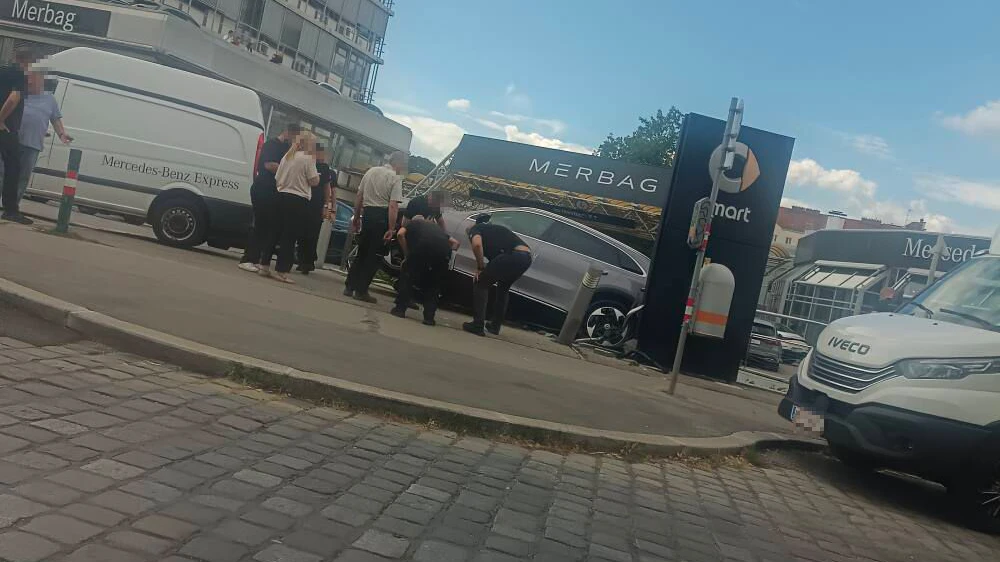Heute.at - Wiener crasht nagelneuen Mercedes direkt vor Autohaus