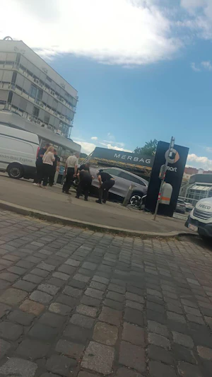 Mercedes-Unfall Wien: Neuer Elektro-SUV crasht vor Autohaus in Favoriten. Spektakulärer Crash, hoher Sachschaden, Fahrer bleibt unverletzt.