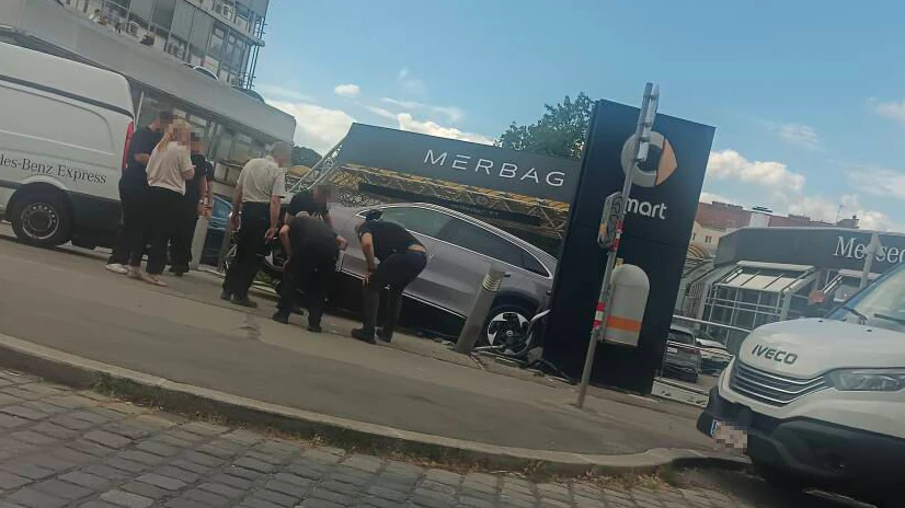 Der Mercedes-Lenker crashte den nagelneuen GLC. 