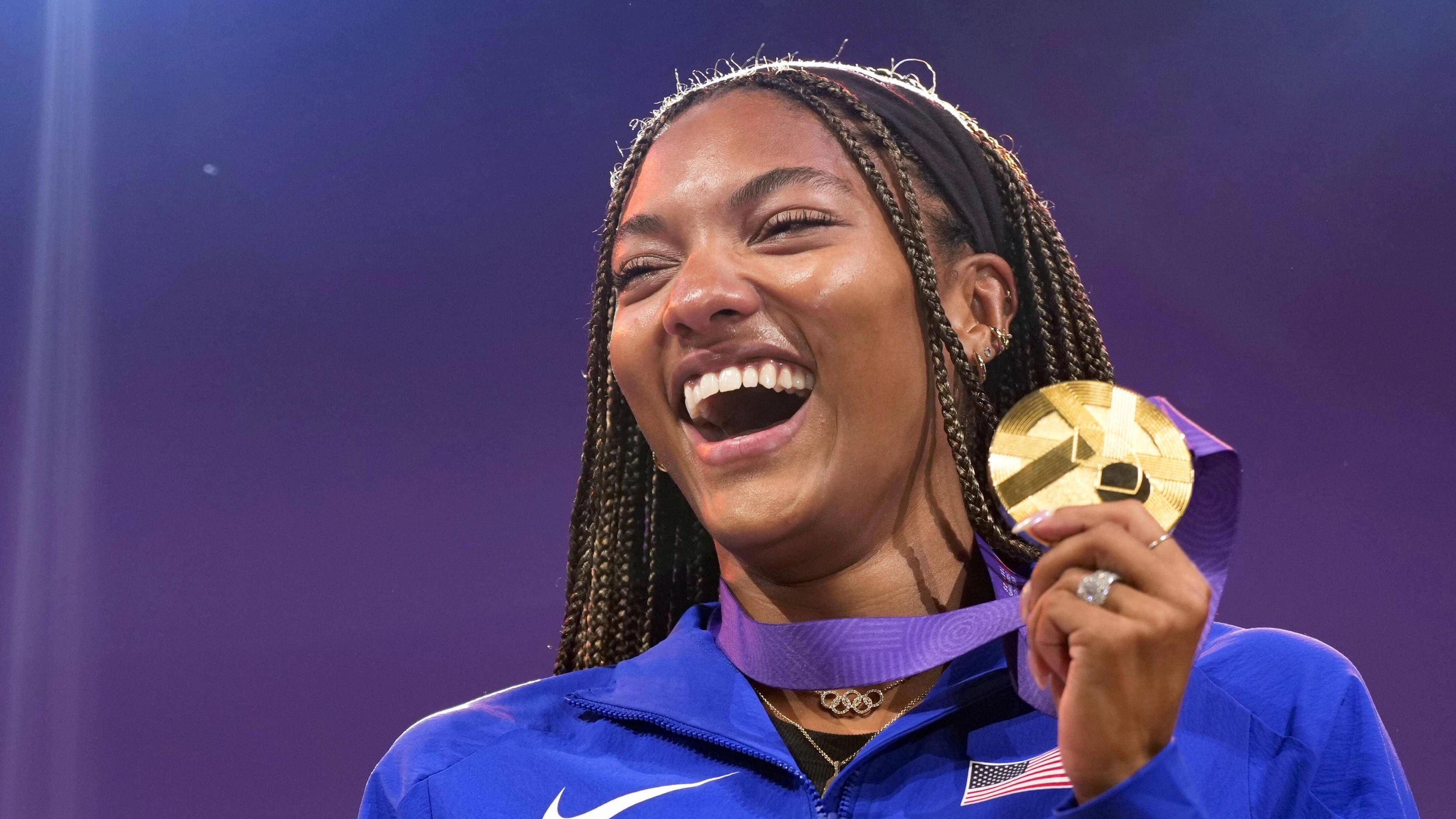 Athletics: World championships in Tokyo Gold medalist Tara Davis-Woodhall of the United States poses with her medal during a medal ceremony for the women s long jump event at the World Athletics Championships at the National Stadium in Tokyo on Sept. 15, 2025. PUBLICATIONxINxAUTxBELxBIHxBULxCZExDENxESTxFINxFRAxGEOxGERxGRExHUNxISLxIRLxITAxLATxLTUxLUXxLIExMKDxNORxPORxPOLxROUxSVKxSUIxSRBxSLOxESPxTURxUKxUAExONLY A14AA0004851331P