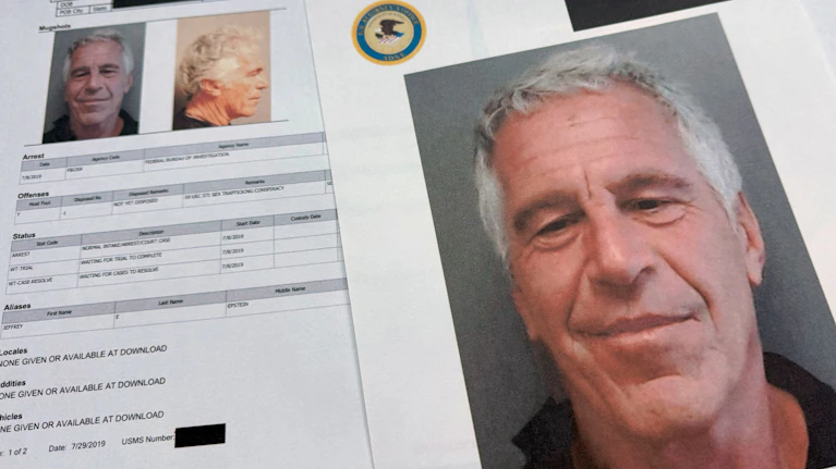 Das Model Anya war eine der Assistentinnen von Jeffrey Epstein. Sie wurde von ihm missbraucht und half später dabei, weitere Frauen für sein Missbrauchssystem zu finden. Nun schildert sie, wie Druck, Abhängigkeit und Manipulation in diesem System zusammenwirkten.
