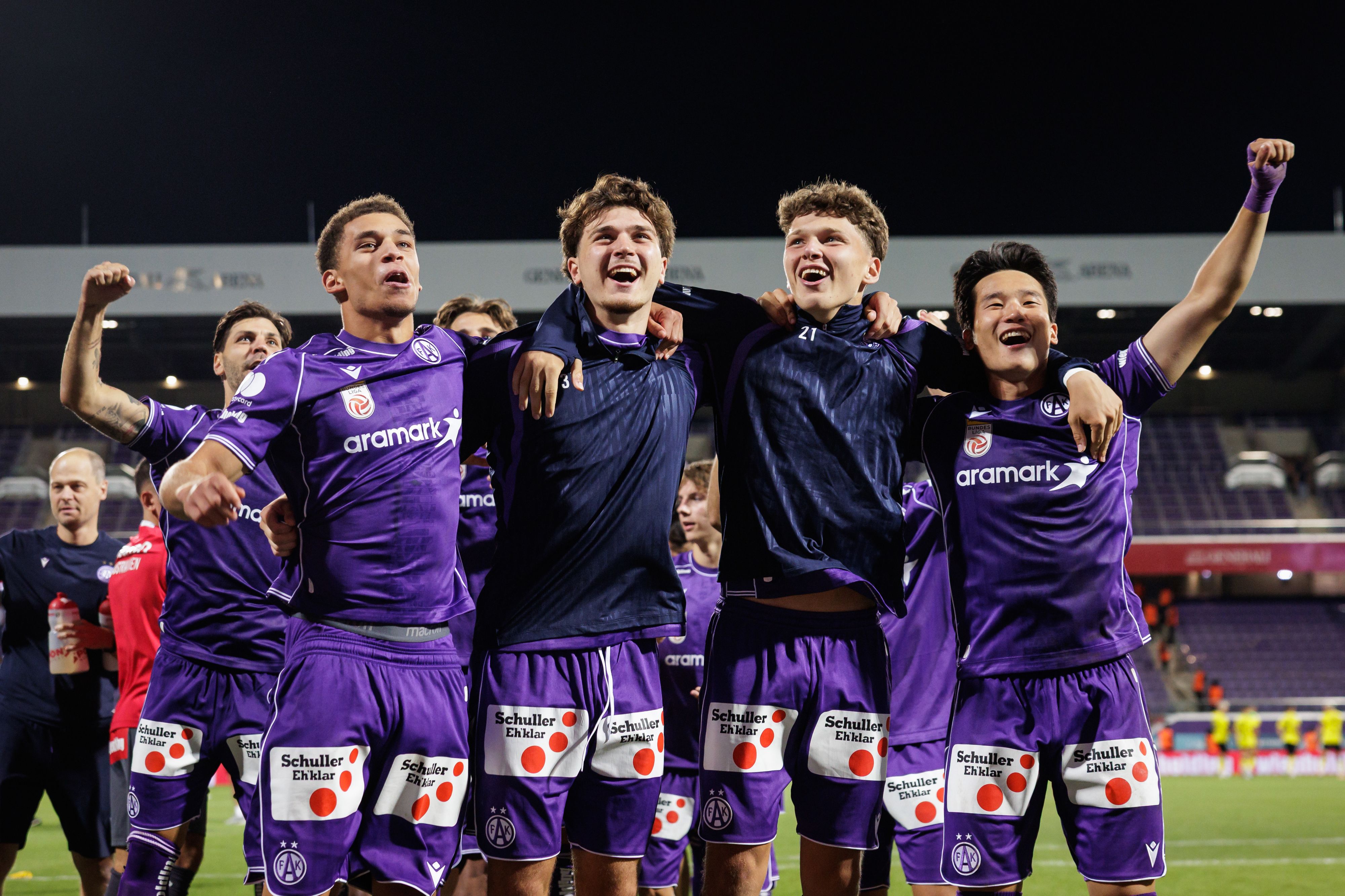 Moritz Wels (2. von links) verlässt die Wiener Austria zu einem Liga-Konkurrenten. 