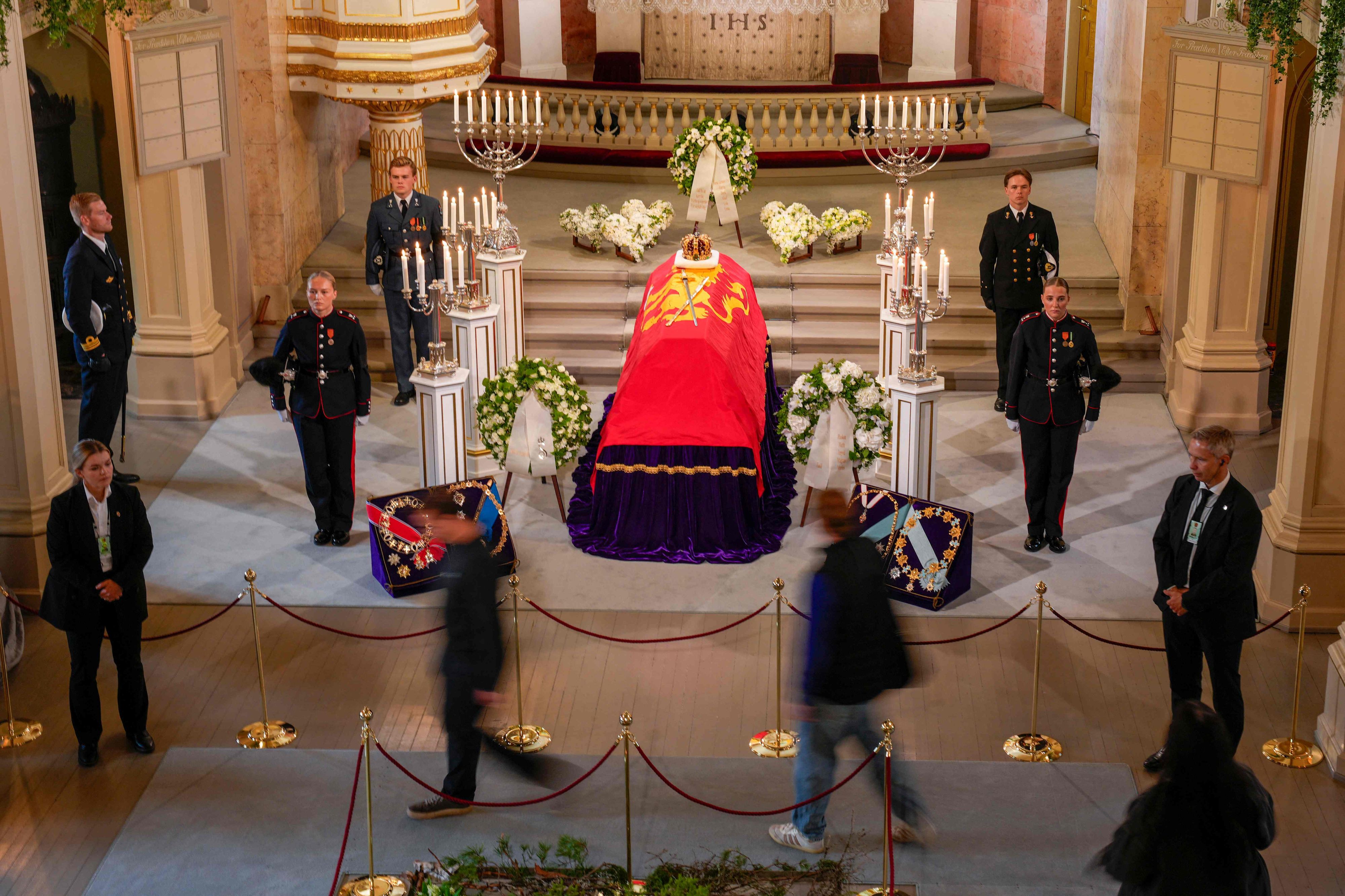 Der Sarg des verstorbenen norwegischen Königs Harald V. wurde am 31. August in die Kapelle des Königspalasts überführt, wo der verstorbene Monarch bis zu seiner Beisetzung am 9. September aufgebahrt sein wird.