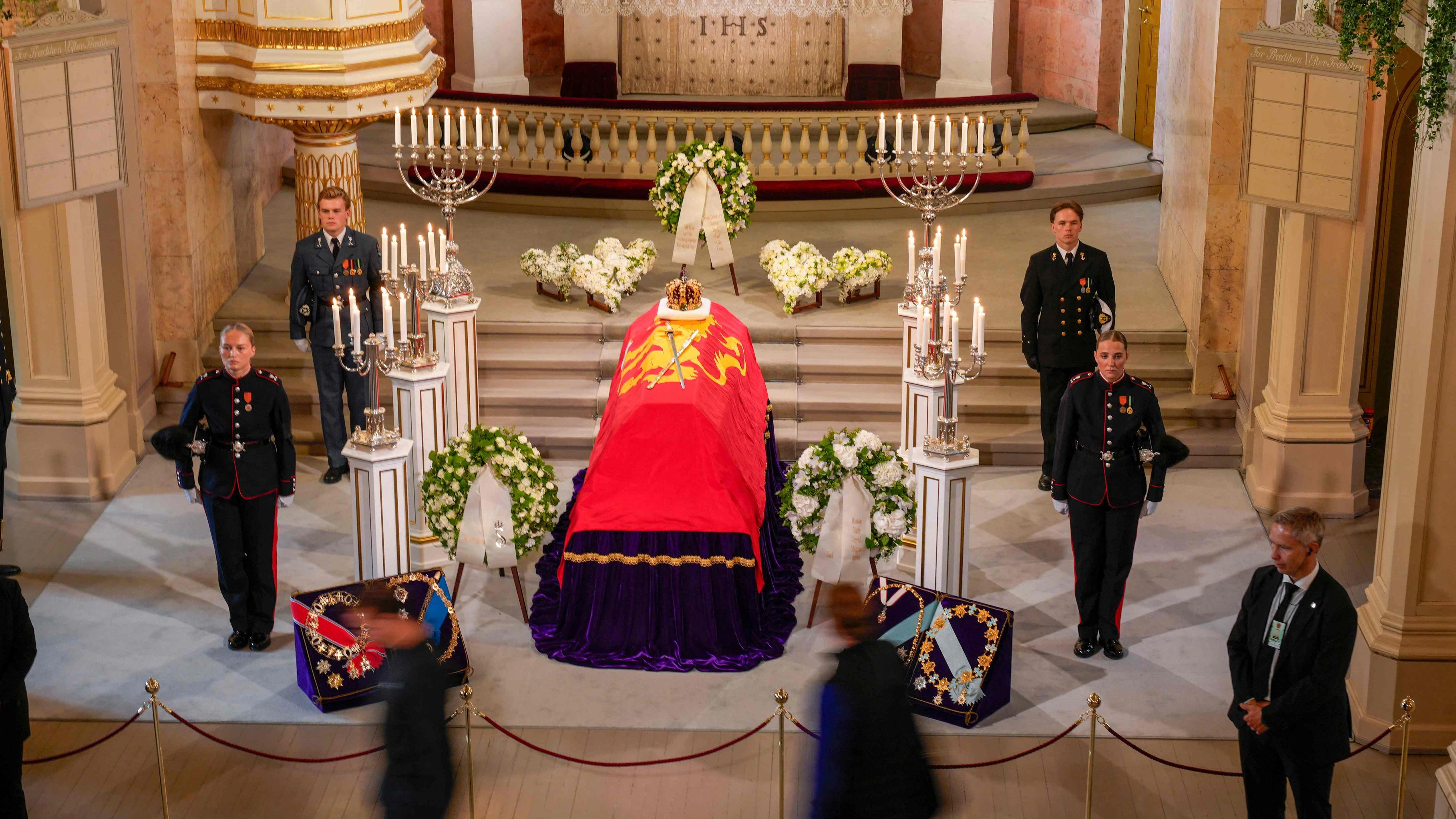 Der Sarg des verstorbenen norwegischen Königs Harald V. wurde am 31. August in die Kapelle des Königspalasts überführt, wo der verstorbene Monarch bis zu seiner Beisetzung am 9. September aufgebahrt sein wird.