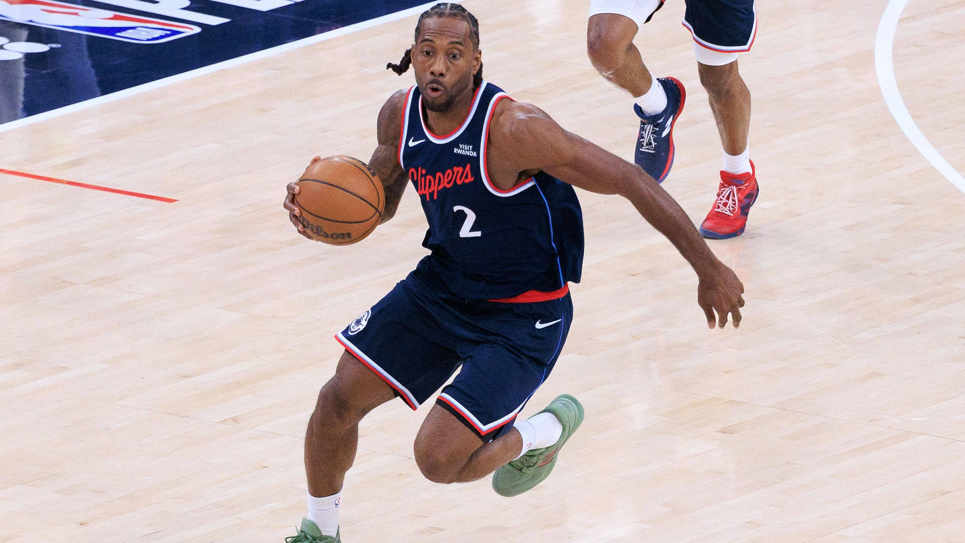 April 15, 2026, Inglewood, California, USA: Kawhi Leonard 2 of the Los Angeles Clippers during an NBA, Basketball Herren, USA Play-In Tournament game against the Golden State Warriors on Wednesday April 15, 2026 at Intuit Dome Arena in Inglewood, California. JAVIER ROJAS/PI Inglewood USA - ZUMAp124 20260415_zaa_p124_009 Copyright: xJavierxRojasx