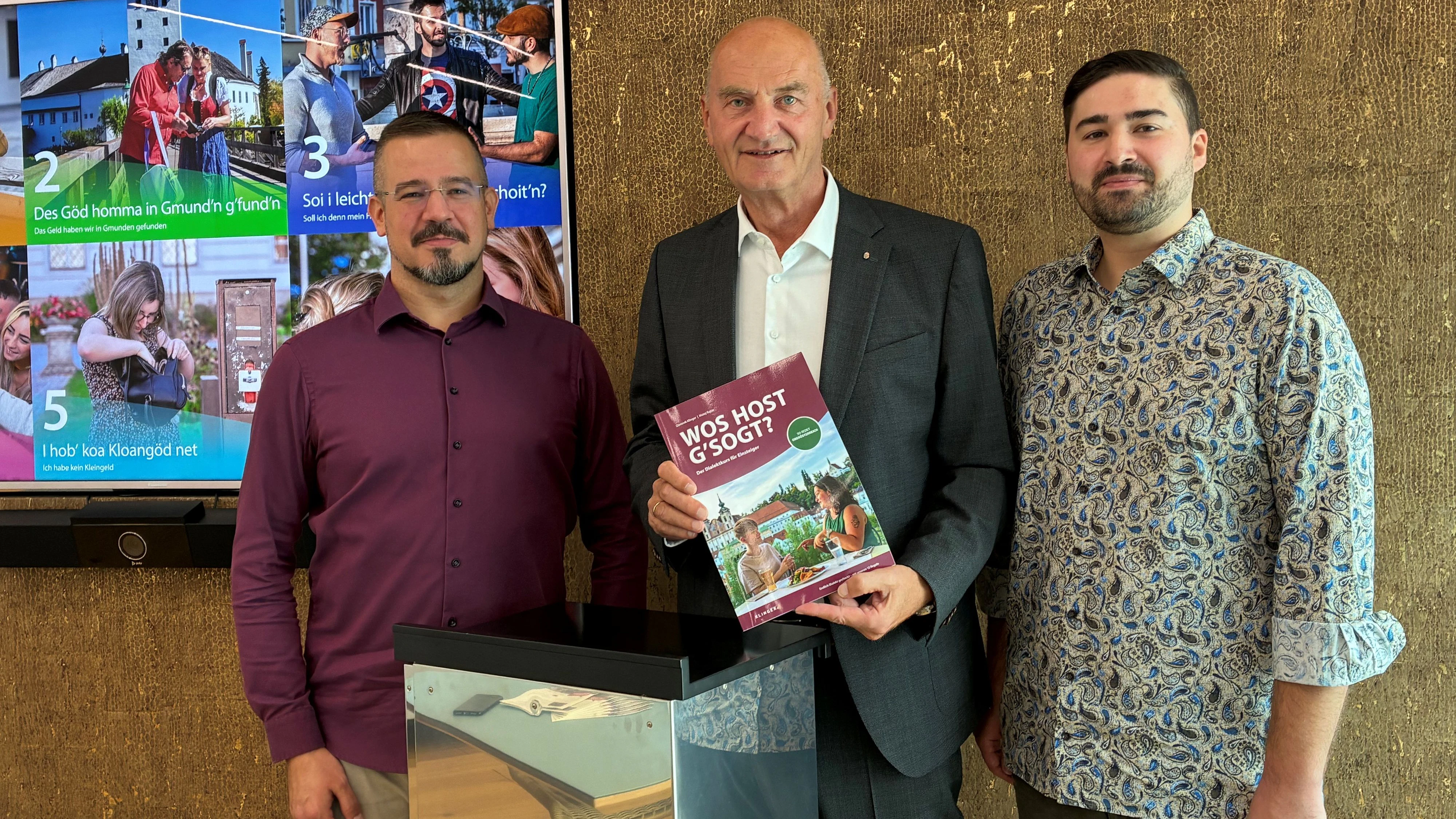 Schwören auf Dialekt-Kurse (v.l.): Trainer Klinger, Landesrat Dörfel und Trainer Eigner.