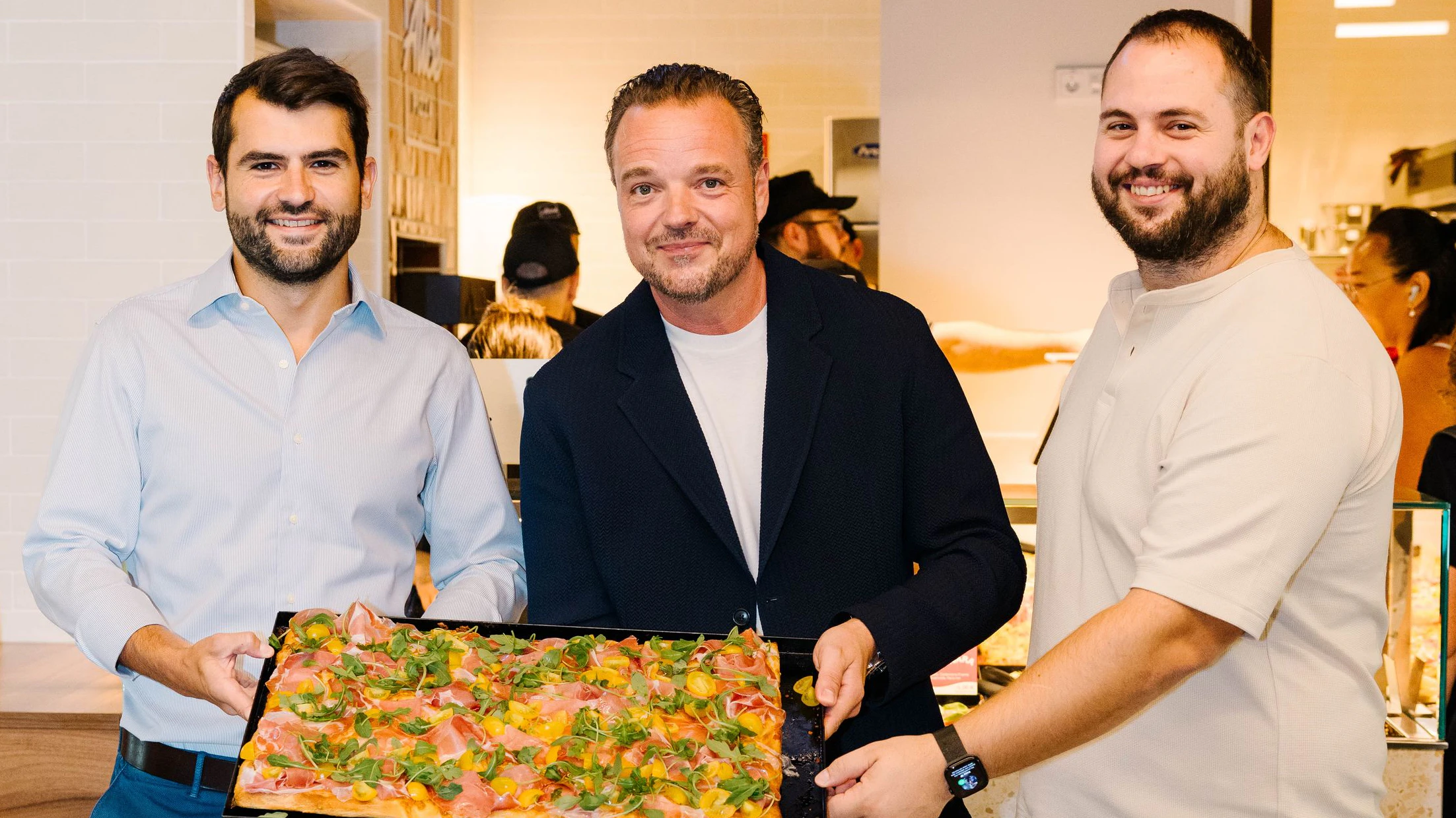 Alice Pizza ab sofort auch in Österreich vertreten: Philipp Zinggl (Mitte, Österreich-Boss) mit Niccolò Portu (l.) und Lorenzo Marini (beide Alice Pizza)