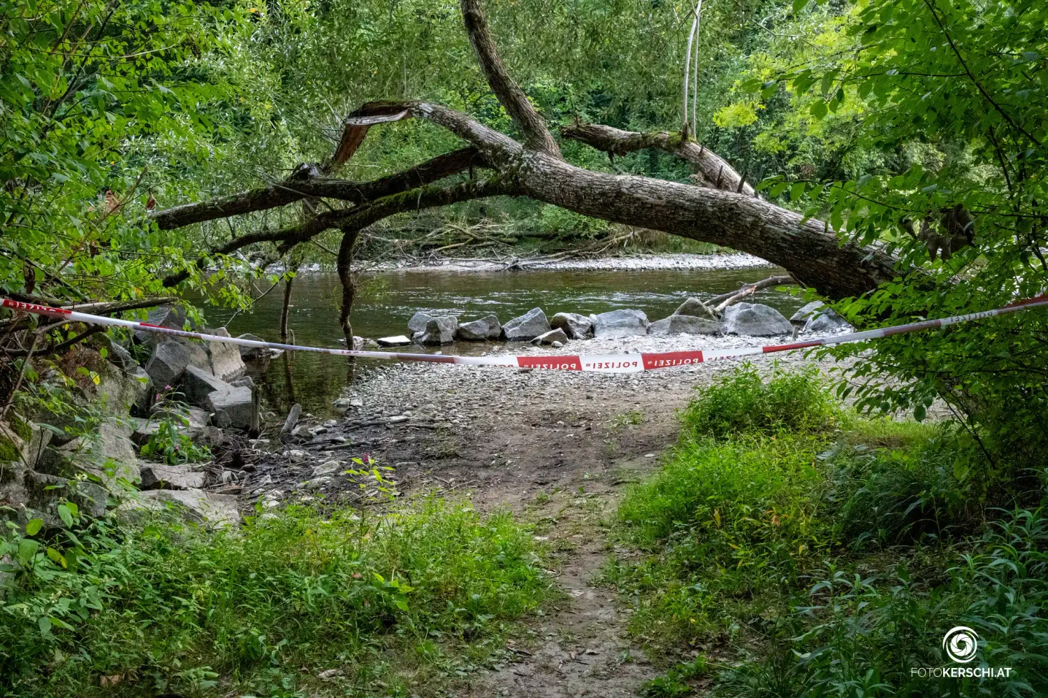 Die Kinder fanden den Leichnam der Frau bei der Ager in Vöcklabruck.