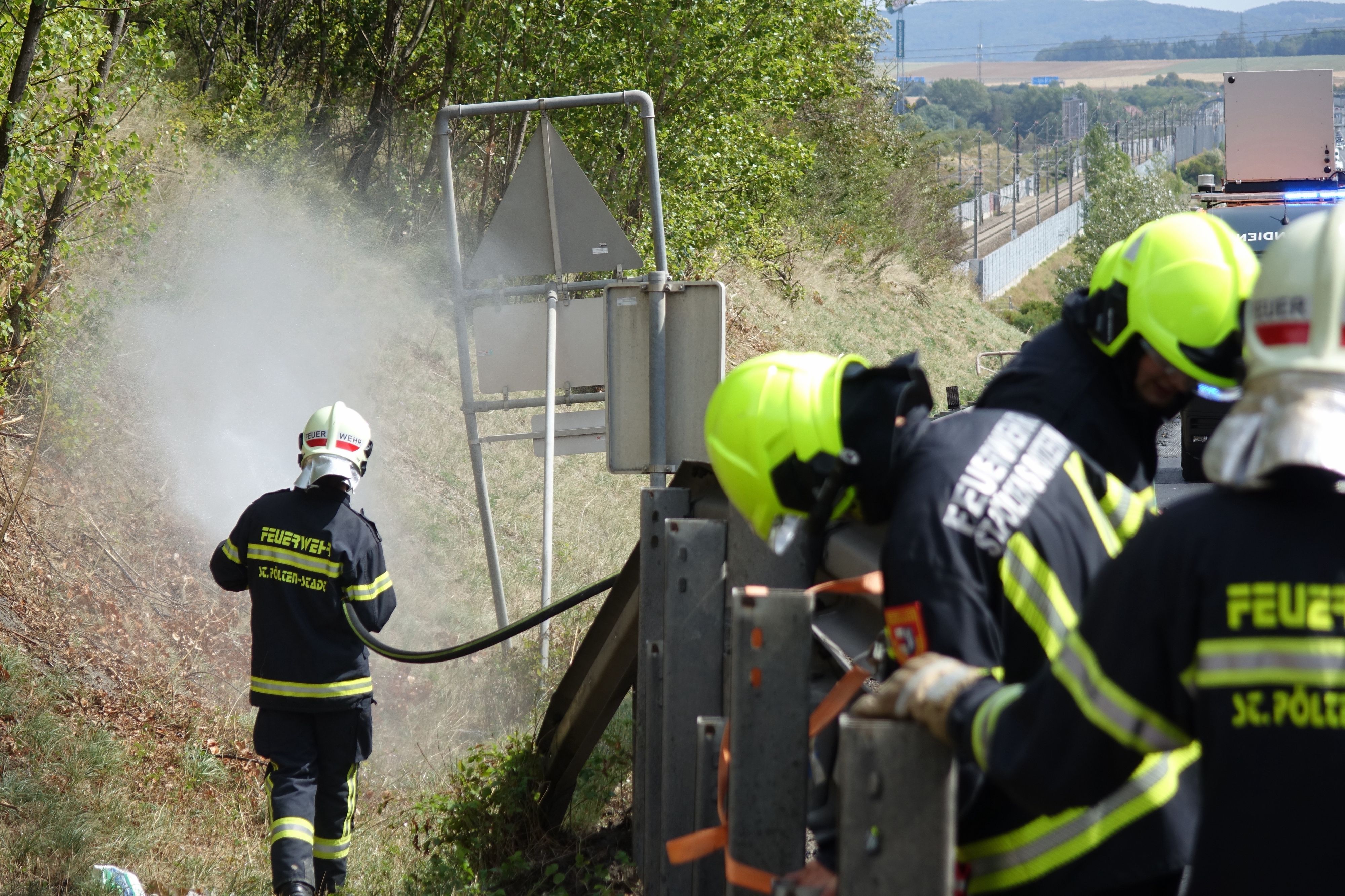 Die Flammen loderten im Baustellenbereich in Fahrtrichtung Salzburg.