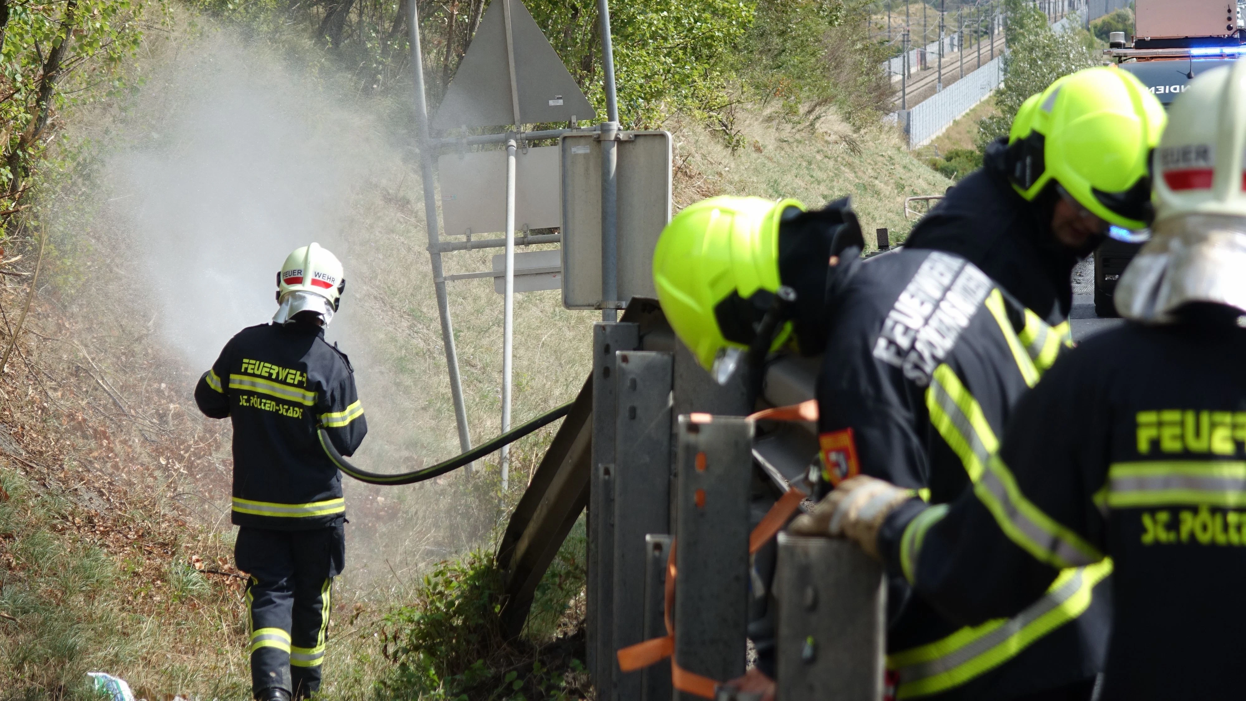 Die Flammen loderten im Baustellenbereich in Fahrtrichtung Salzburg.