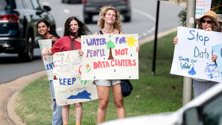 So wie bei den in Österreich geplanten Projekten sorgen auch in Amerika der enorme Strom-, Wasser- und Bodenverbrauch der Anlagen für Skepsis bei der Bevölkerung. Anders sind freilich die Dimensionen: In den USA sind über 1.400 Rechenzentren in Planung oder Bau.