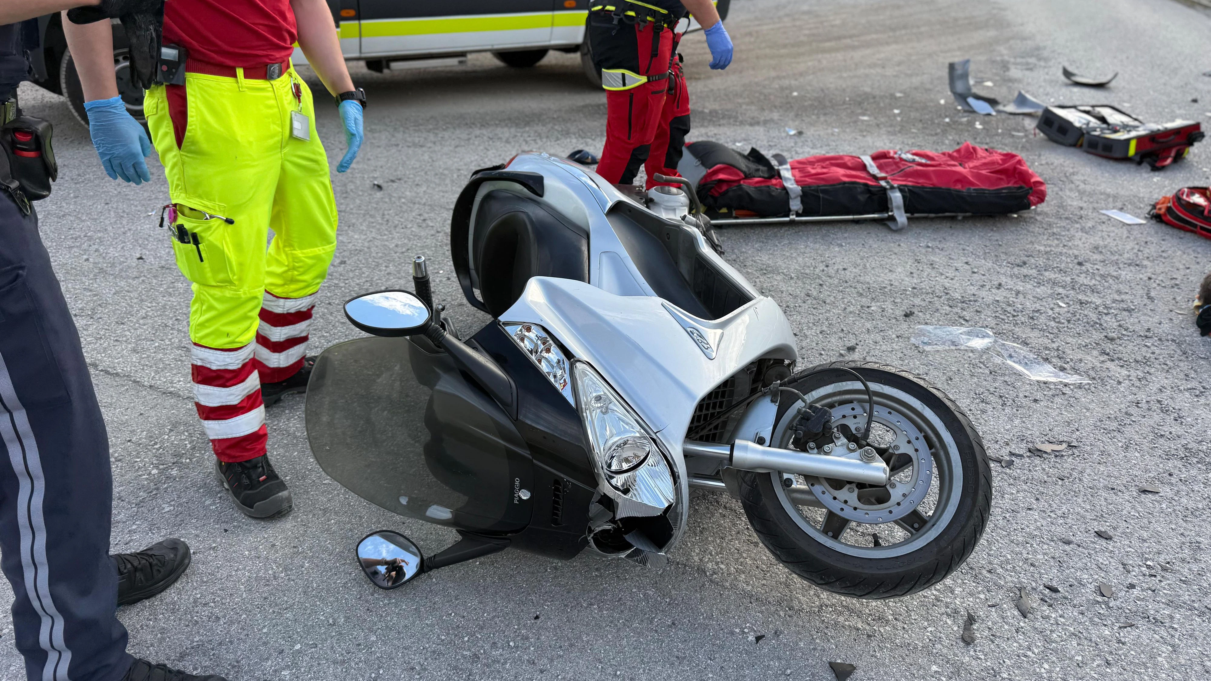 Heute.at - Roller-Fahrer bei Crash mit Mercedes schwer verletzt