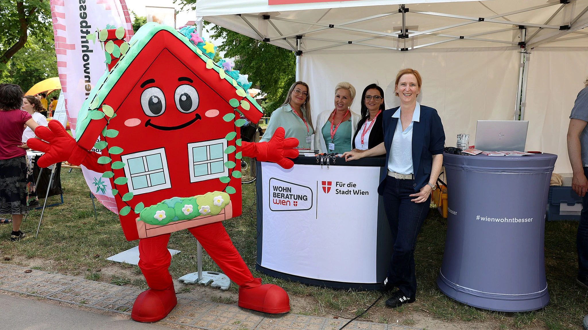 Stadträtin Elke Hanel-Torsch besucht die #Wienwohntbesser - Tour im Rahmen des Liesinger Frühlingsfestes.