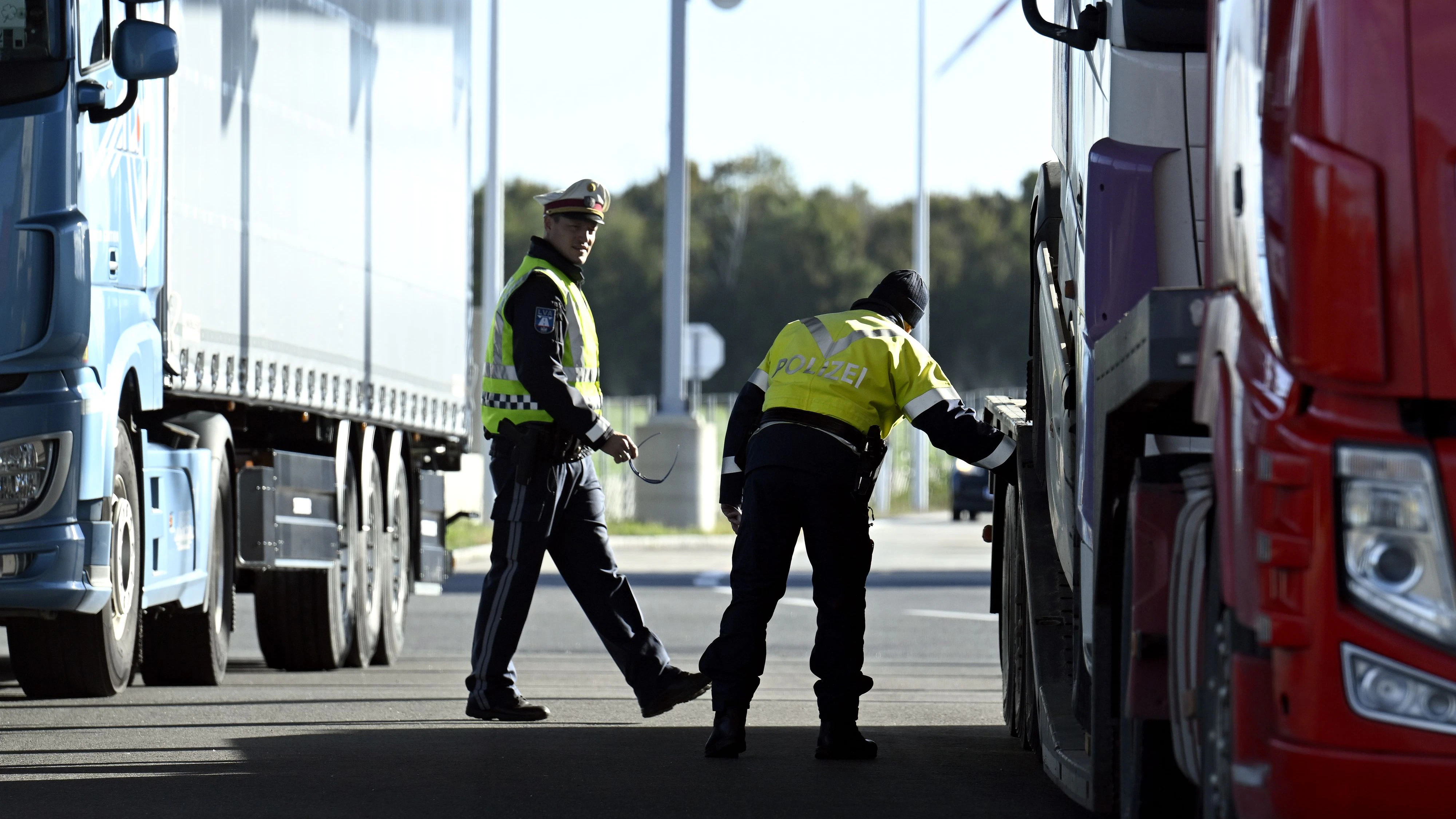 Die Polizei untersagte dem Lkw-Lenker die Weiterfahrt.