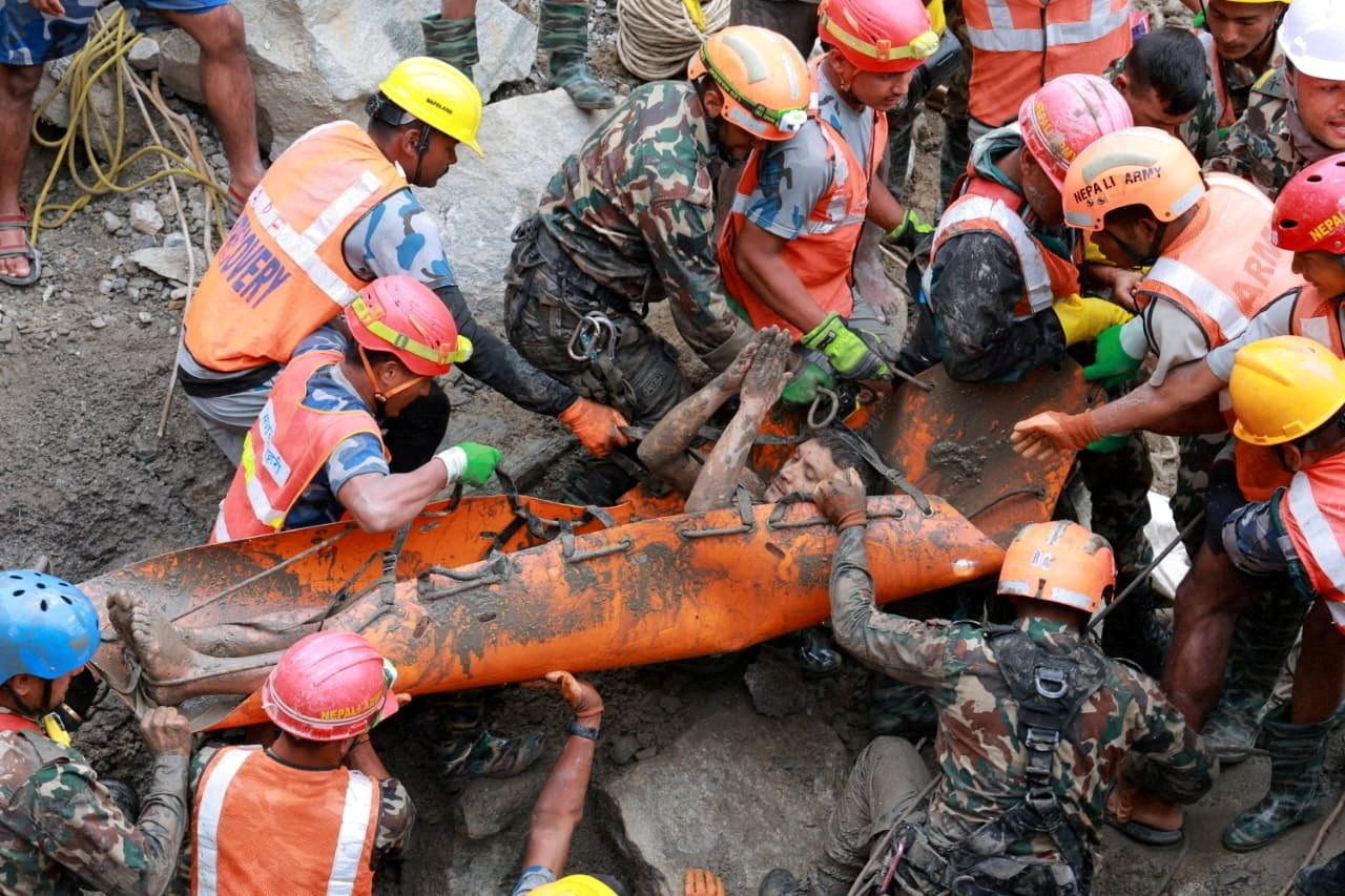 Über eine Woche nach der verheerenden Sturzflut in Nepal konnten nun verschüttete Arbeiter lebend aus einem Tunnel gerettet werden. 