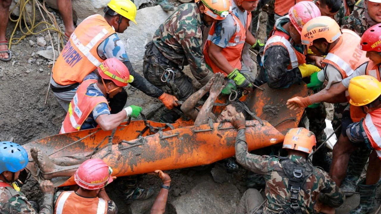 Über eine Woche nach der verheerenden Sturzflut in Nepal konnten nun verschüttete Arbeiter lebend aus einem Tunnel gerettet werden. 