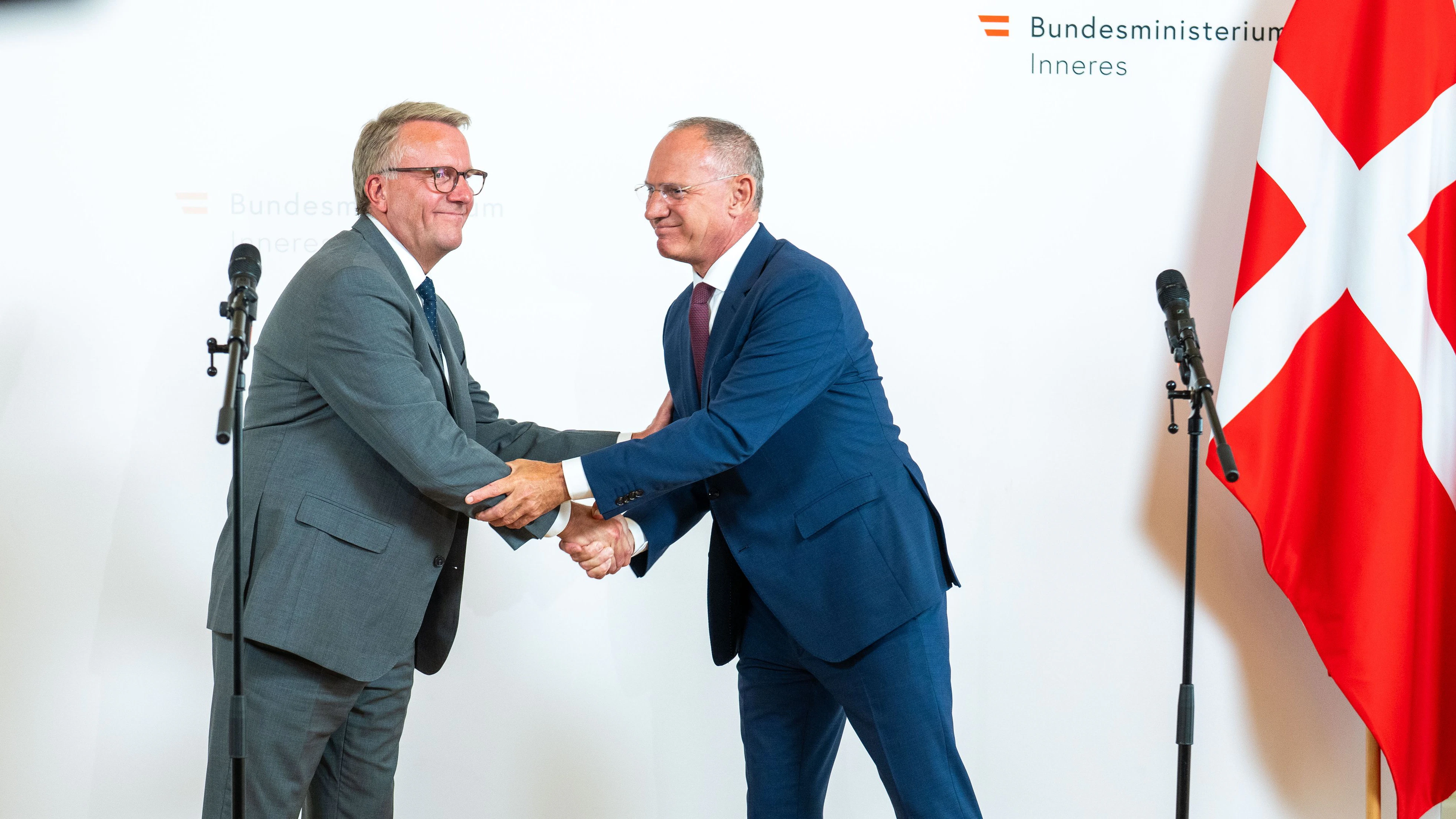ABD0051_20260817 - WIEN - ÖSTERREICH: vlnr.: Der dänische Migrationsminister Morten Bodskov und Innenminister Gerhard Karner (ÖVP) am Montag, 17. August 2026, im Rahmen eines Doorsteps nach einem gemeinsamen Arbeitsgespräch in Wien. - FOTO: APA/GEORG HOCHMUTH