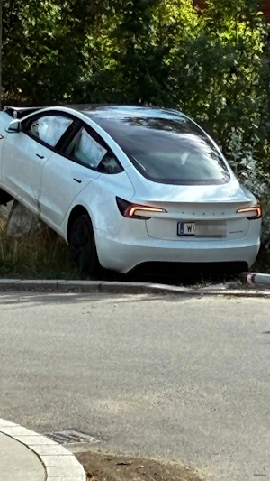Tesla-Unfall in Wien-Favoriten: Bei Testfahrt kracht Auto auf Felsen und wird zum Totalschaden. Keine Verletzten, Polizei ermittelt die Ursache.
