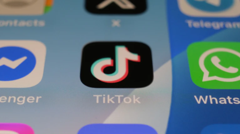 Die Video-Plattform TikTok führt neue Funktionen für die Kommentarspalte ein. Nutzer können künftig Sprachnachrichten posten, an Umfragen teilnehmen und ganze Fotoserien mit einem Klick teilen. Einschränkung: Einige Features sind nur für User ab 18 zugänglich.
