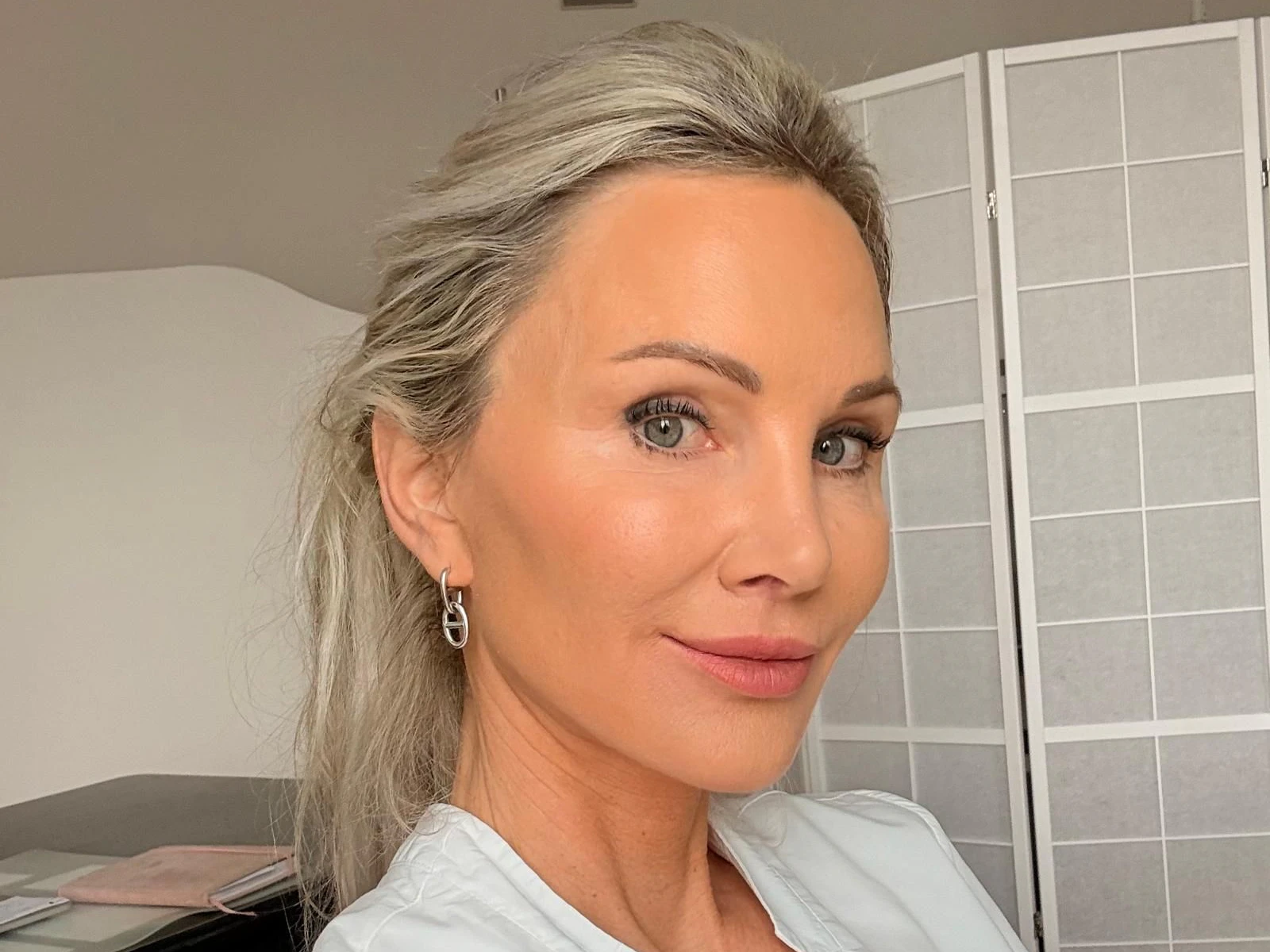 Dr. Verena Stefanie Baschata ist Fachärztin für Allgemeinmedizin mit Schwerpunkt ästhetische Medizin in Gmunden. In ihrer Praxis beschäftigt sie sich unter anderem mit Hautgesundheit, Hautverjüngung und regenerativen ästhetischen Behandlungen.