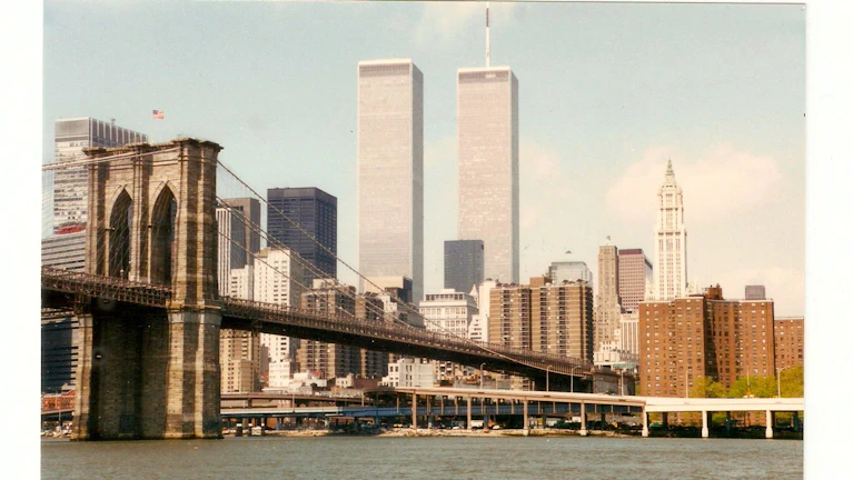 Vom ersten New-York-Aufenthalt 1978 bis zu ihrem Ende 2001 waren die Twin Towers des World Trade Centers für Eugen Freund ein so vertrauter wie faszinierender Fixpunkt in der sich stetig wandelnden Metropole. Erinnerungen zum 25. Jahrestag der Anschläge von 9/11.