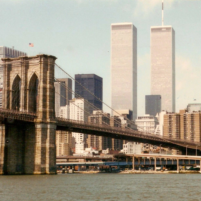 Vom ersten New-York-Aufenthalt 1978 bis zu ihrem Ende 2001 waren die Twin Towers des World Trade Centers für Eugen Freund ein so vertrauter wie faszinierender Fixpunkt in der sich stetig wandelnden Metropole. Erinnerungen zum 25. Jahrestag der Anschläge von 9/11.