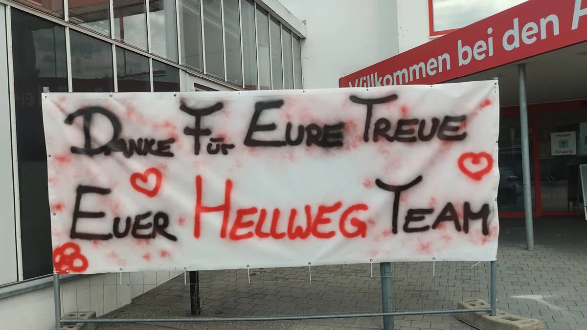 Das Plakat stellten die Mitarbeiter am letzten Arbeitstag in Ried auf.